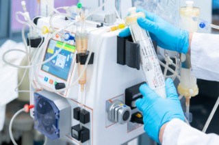 A plasma filter is clamped into the designated holder in an apheresis device. This setup is used for so-called extracorporeal immune cell therapy, which can be used in the treatment of severe sepsis. 