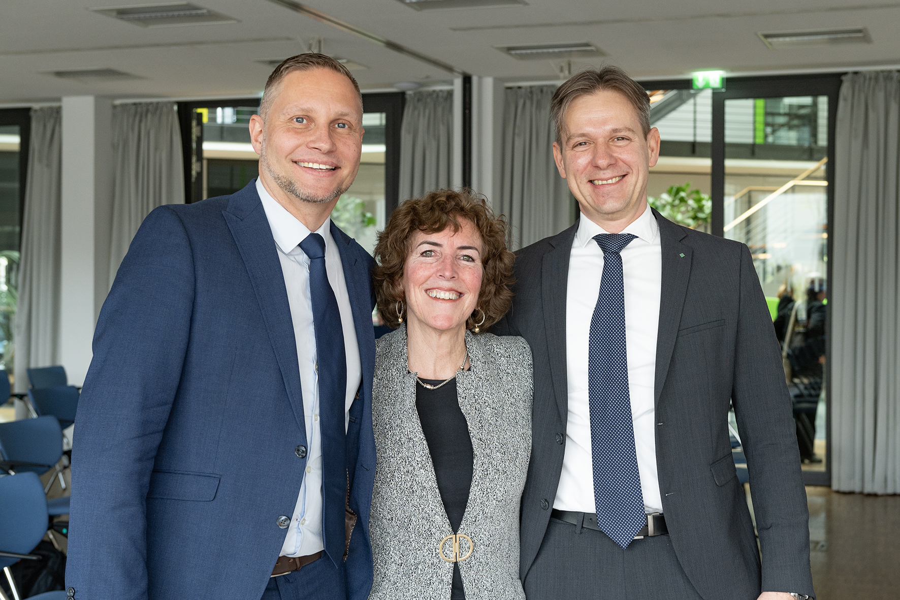 Besondere Abschiedsworte überbrachten (v. li. n. re.) Dr. Holger Cynis (Stellv. Leiter der Außenstelle Molekulare Wirkstoffbiochemie und Therapieentwicklung), Weggefährtin Professor Cynthia A. Lemere, Professor Stephan Schilling (Leiter der Außenstelle Molekulare Wirkstoffbiochemie und Therapieentwicklung).