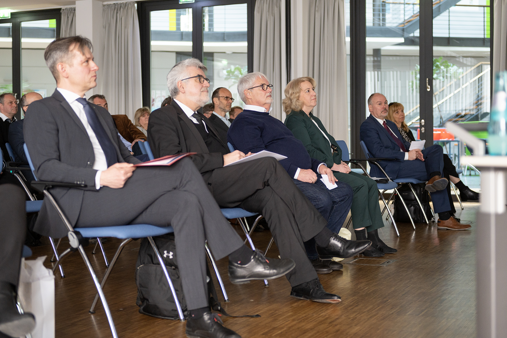 Blick ins Auditorium. Menschen auf Stühlen in einem Konferenzraum.