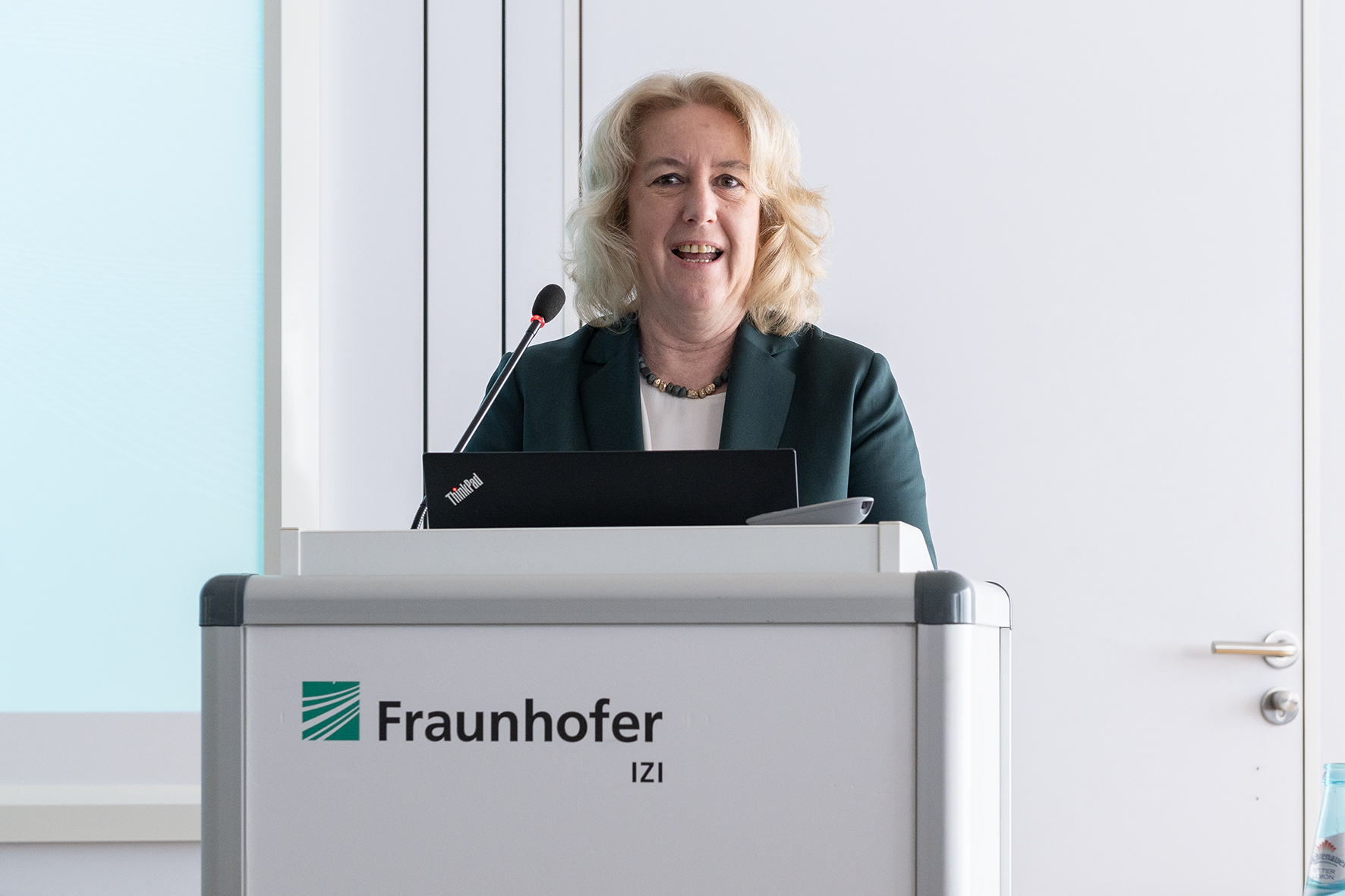 Professor Ulrike Köhl hinter einem Rednerpult.