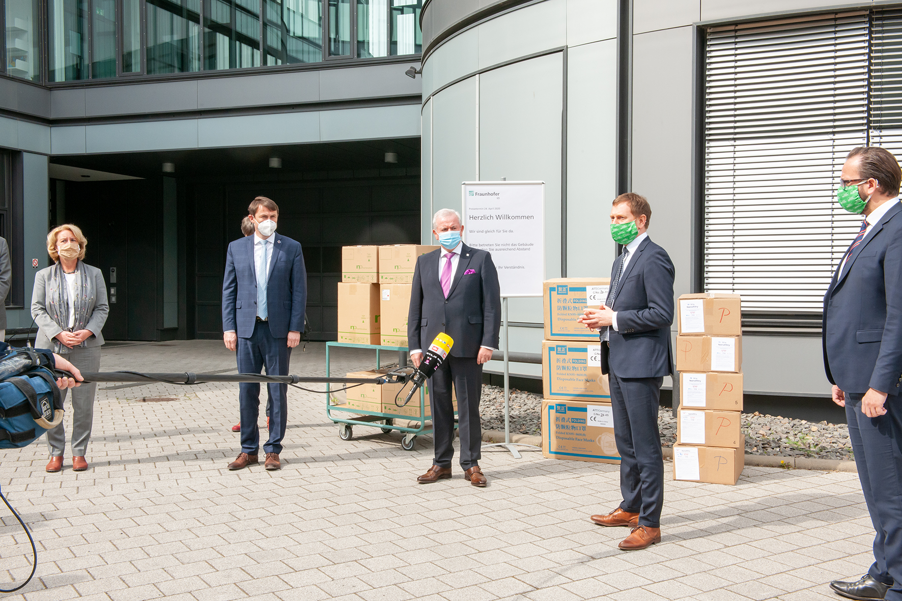 Pressetermin im Innenhof des Fraunhofer IZI. Übergabe von Abstrich-Materialien und Schutzmasken, um einen kurzfristigen Engpass in der Region Liberec zu überbrücken. (vl.n.r.: Prof. Dr. Ulrike Köhl, Marin Puta, Prof. Dr. Reimund Neugebauer, Michael Kretschmer, Sebastian Gemkow)