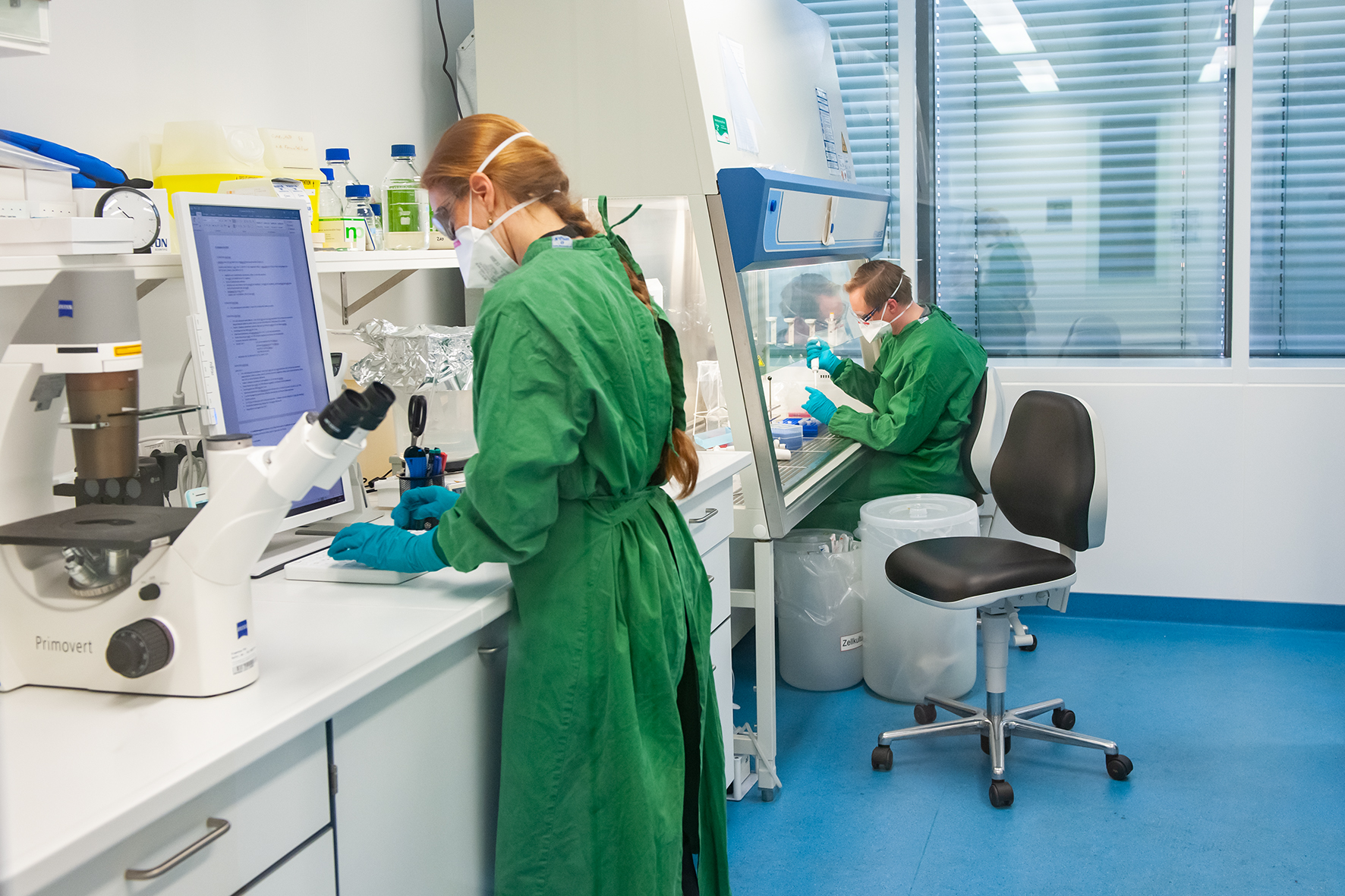 Mitarbeitende des Fraunhofer-Instituts für Zelltherapie und Immunologie arbeiten im S3-Sicherheitslabor dem Coronavirus.