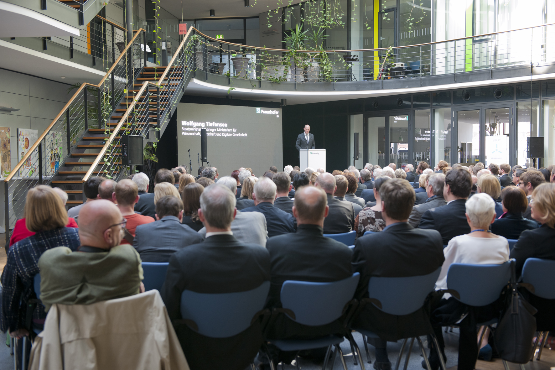 Über 300 Gäste waren zum Festakt ins Atrium des Fraunhofer IZI gekommen.