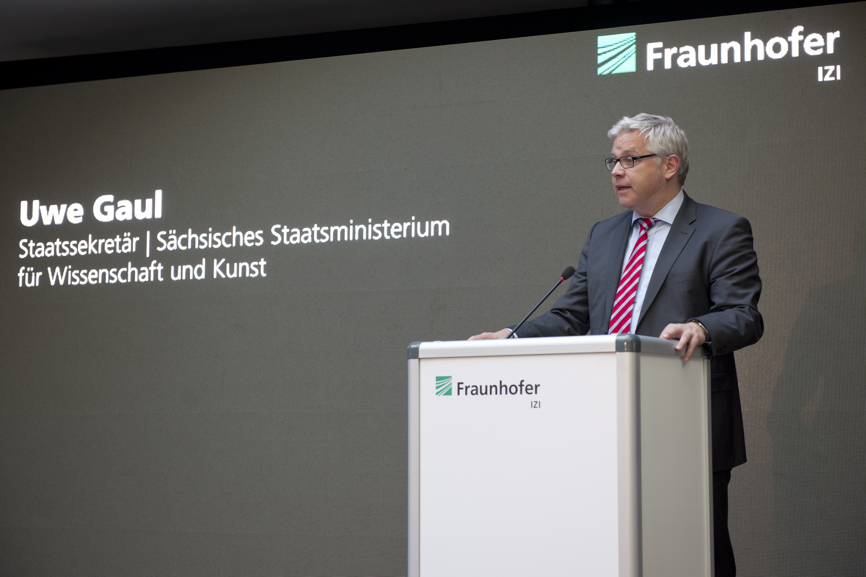 Staatssekretär Uwe Gaul bei seinem Grußwort zu 10 Jahren Fraunhofer IZI.