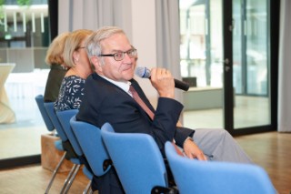 Frank Emmrich, älterer Herr, festlich im Anzug im Konferenzsaal am Fraunhofer IZI. 