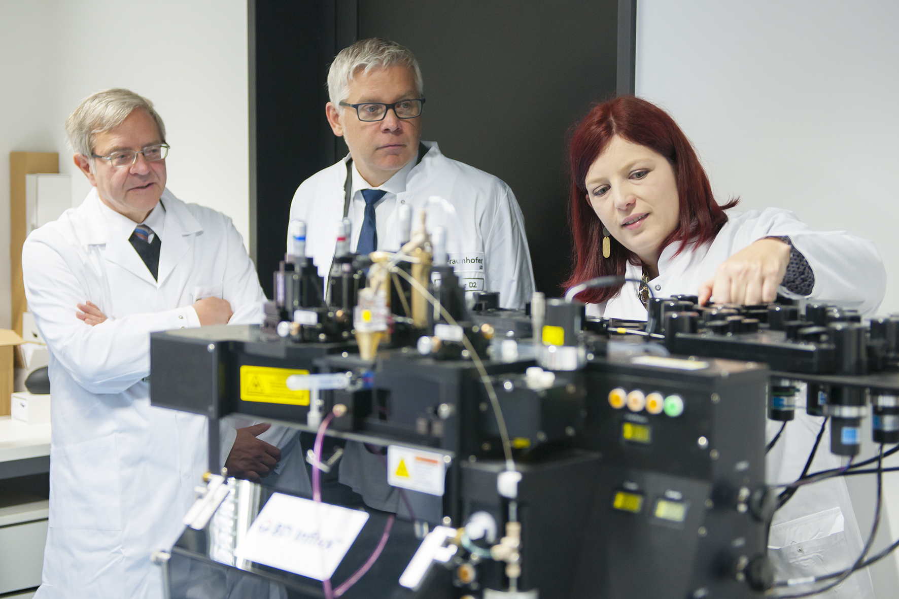 Staatssekretär Uwe Gaul (mitte) im Gespräch mit Prof. Dr. Frank Emmrich (links) und Dr. Claire Fabian (rechts).