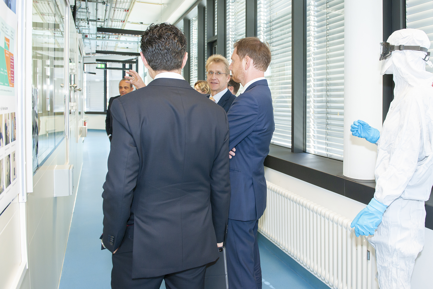 Dr. Gerno Schmiedeknecht, Leiter der Hauptabteilung GMP Zell- und Gentherapie, führte die Gäste entlang der Reinraumanlagen des Fraunhofer IZI. Dr. Gerno Schmiedeknecht, Leiter der Hauptabteilung GMP Zell- und Gentherapie, führte die Gäste entlang der Reinraumanlagen des Fraunhofer IZI.