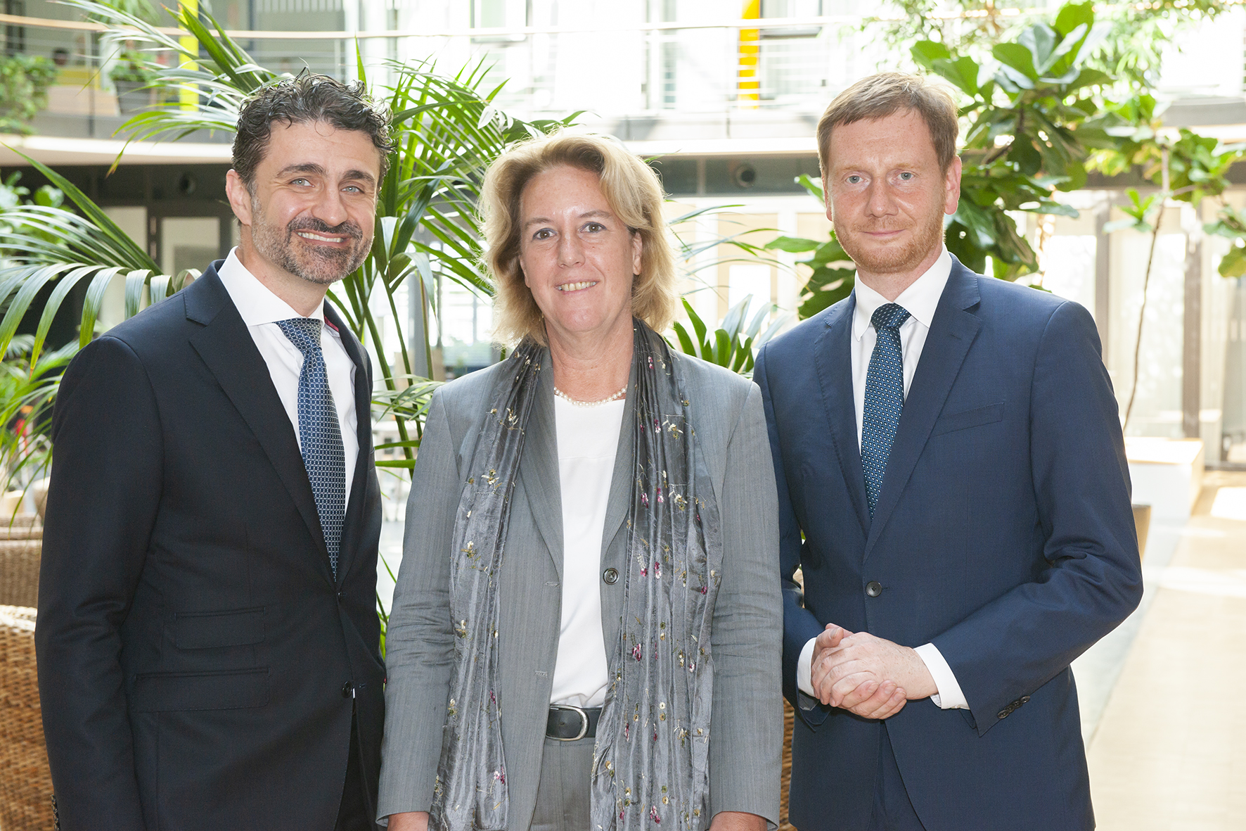 Heinrich Moisa, Geschäftsführer Novartis Oncology in Deutschland, Prof. Dr. Dr. Ulrike Köhl, Leiterin Fraunhofer IZI, Michael Kretschmer, Ministerpräsident Sachsens (von links)