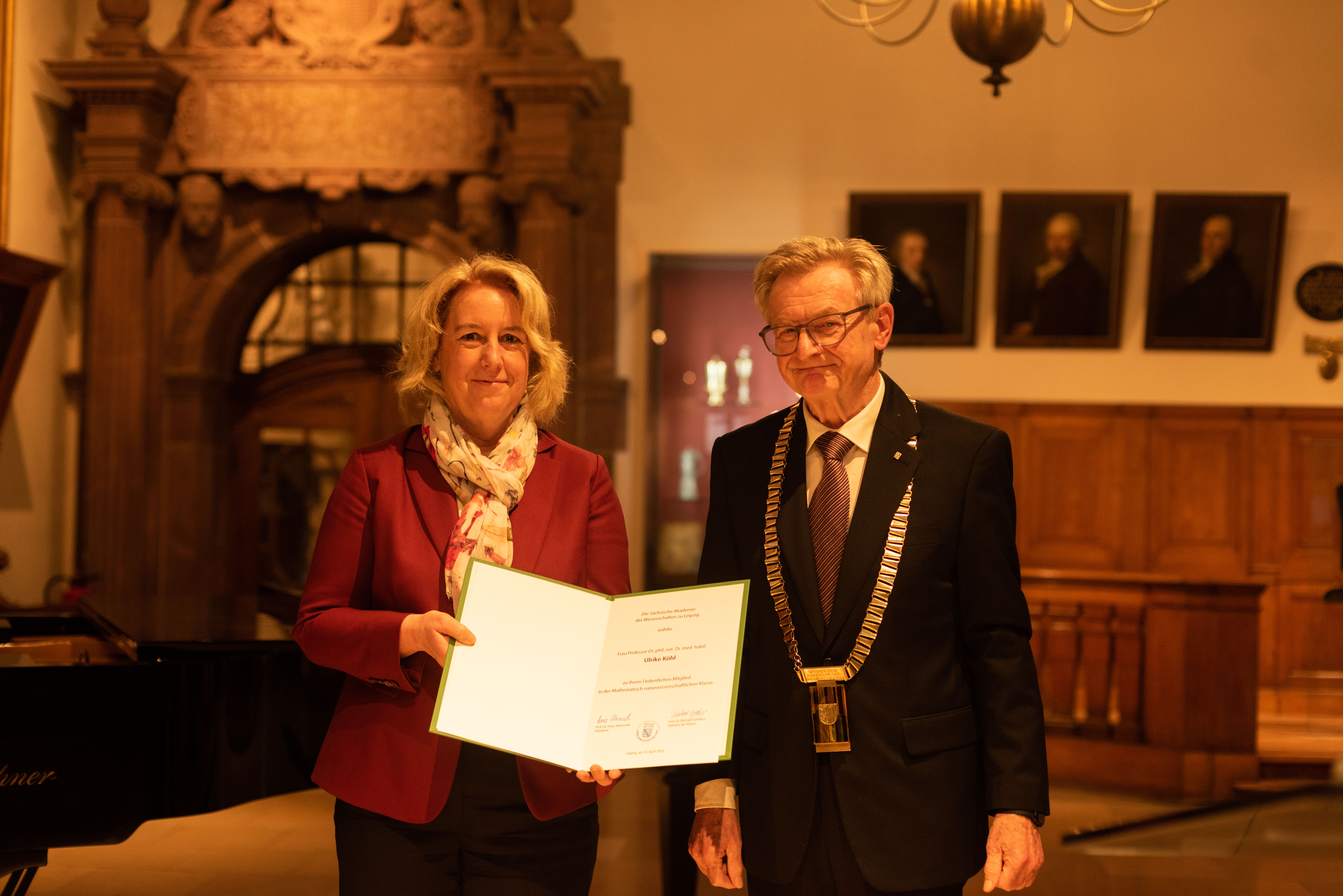 Ulrike Köhl und Prof. Dr. Hans Wiesmeth mit Einführungsurkunde