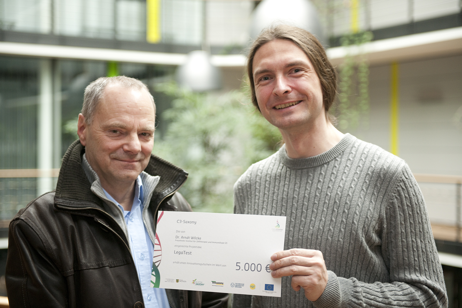 Dr. Arndt Wilcke (r.) erhielt am 8. Januar 2015 einen Innovationsvoucher in Höhe von 5.000 Euro, übergeben durch Thomas Gatz vom Projekt C3-Saxony.