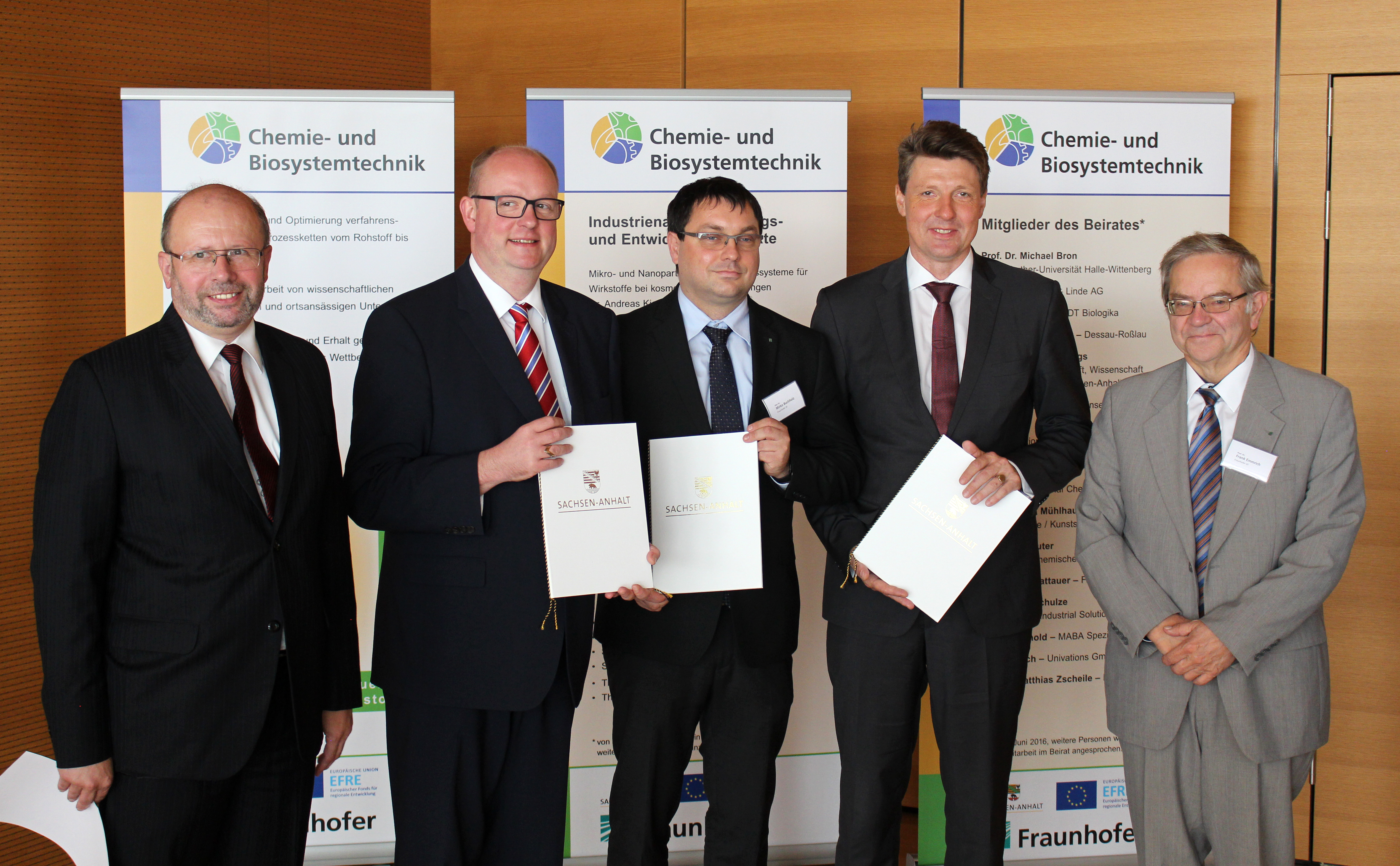 V.l.n.r.: Prof. Dr. Andreas Heilmann, Fraunhofer IMWS, Sprecher des CBS in Halle (Saale); Jörg Felgner, Minister für Wirtschaft, Wissenschaft und Digitalisierung im Land Sachsen-Anhalt; Dr. Mirko Buchholz, Arbeitsgruppenleiter Wirkstoffdesign und Analytisch Chemie – Projektgruppe Molekulare Wirkstoffbiochemie und Therapieentwicklung des Fraunhofer IZI Halle (Saale); Prof. Dr. Ralf Wehrspohn, Institutsleiter des Fraunhofer IMWS; Prof. Dr. Frank Emmrich, Institutsleiter des Fraunhofer IZI; Dr. Andreas Kiesow, Gruppenleiter Charakterisierung medizinischer und kosmetischer Pflegeprodukte am Fraunhofer IMWS (nicht im Bild).