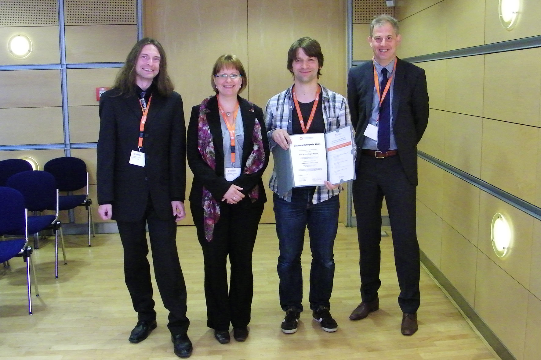 Die drei Hauptautoren der Forschungsarbeit (v.l.n.r.) Dr. Arndt Wilcke (Fraunhofer IZI), Dr. Carolin Ligges (Universitätsklinikum Jena) und Dr. Holger Kirsten (Fraunhofer IZI) sowie Prof. Dr. Gerd Schulte-Körne, Vorsitzender des wissenschaftlichen Beirates des Bundesverbandes Legasthenie und Dyskalkulie e.V. (r.)