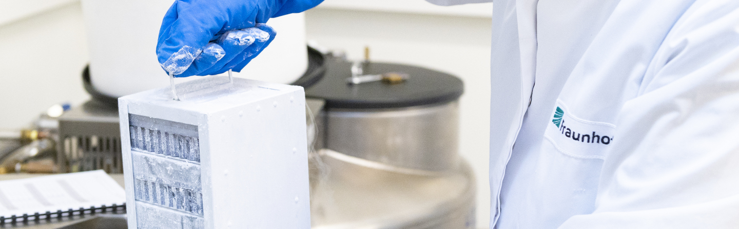 Aufbewahrungsbox mit Bioproben wird aus dem Kryobehälter entnommen