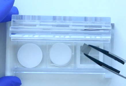 Test items with various dimensions and geometries can be inserted for investigation. When closing the test system, standardized surfaces are generated and sealed to prevent leakage.