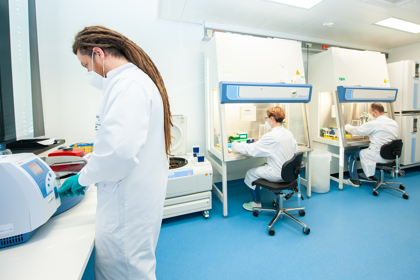 Fraunhofer IZI-Mitarbeitende bei der Laborarbeit