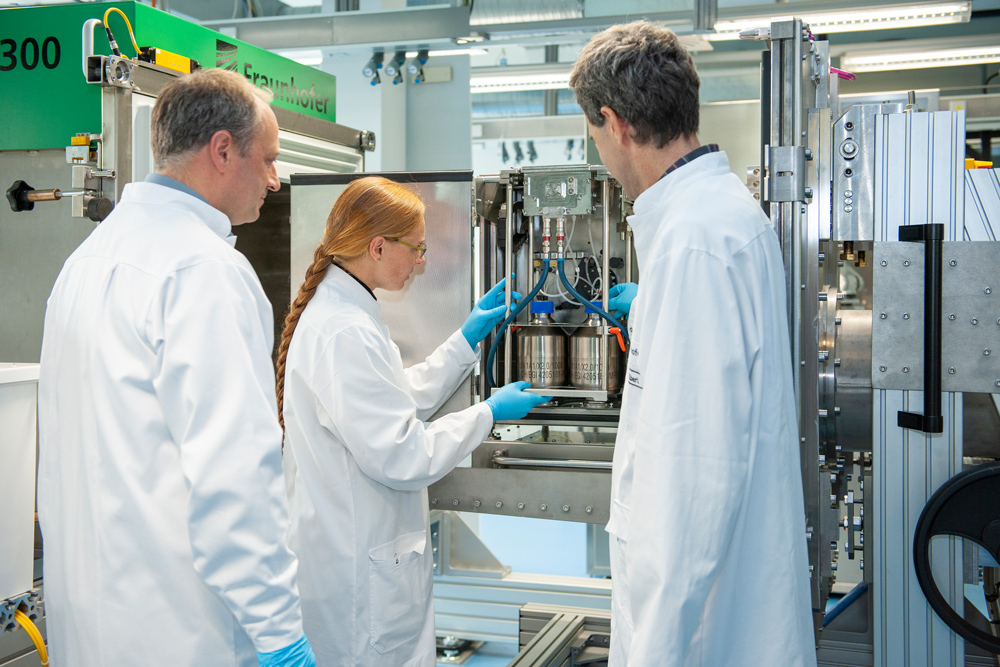 Fraunhofer IZI scientists in front of prototype for low energy electron irradia­tion