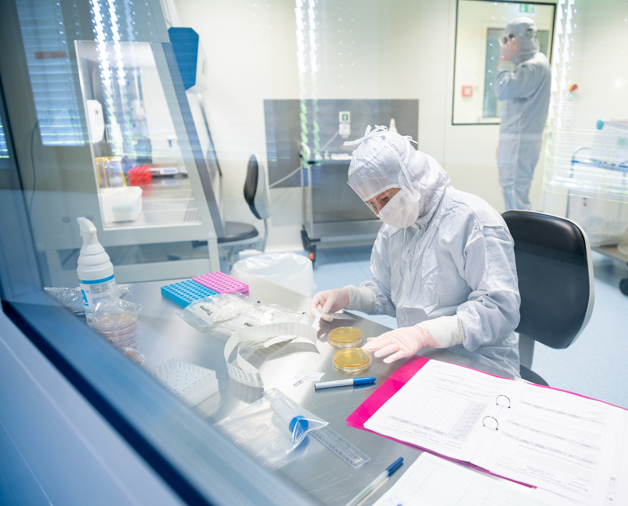 Fraunhofer IZI employees work in the cleanroom