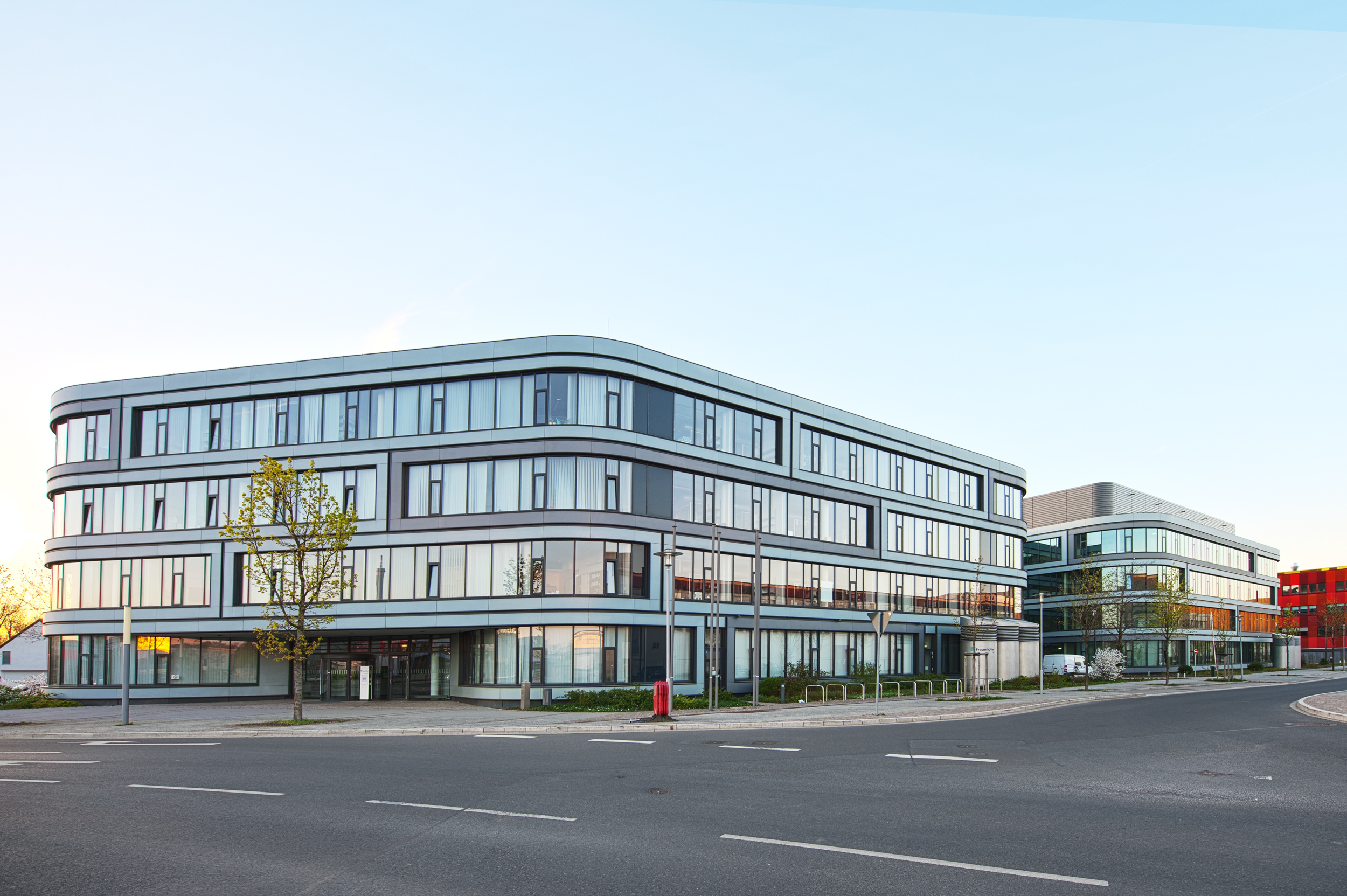 Exterior view of the Fraunhofer IZI building: main building and second extension building.