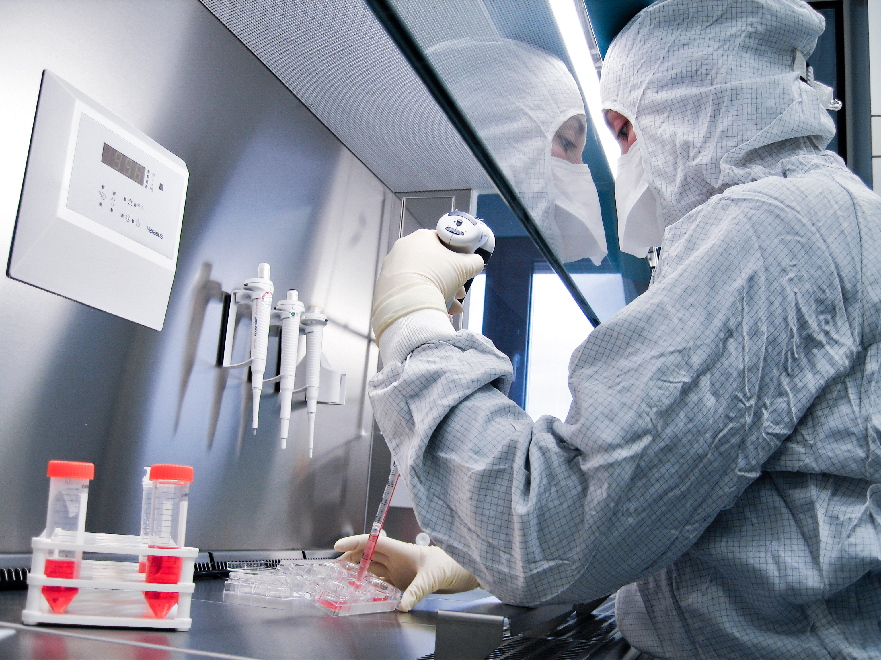 Fraunhofer IZI employee works in the clean room facility (GMP).