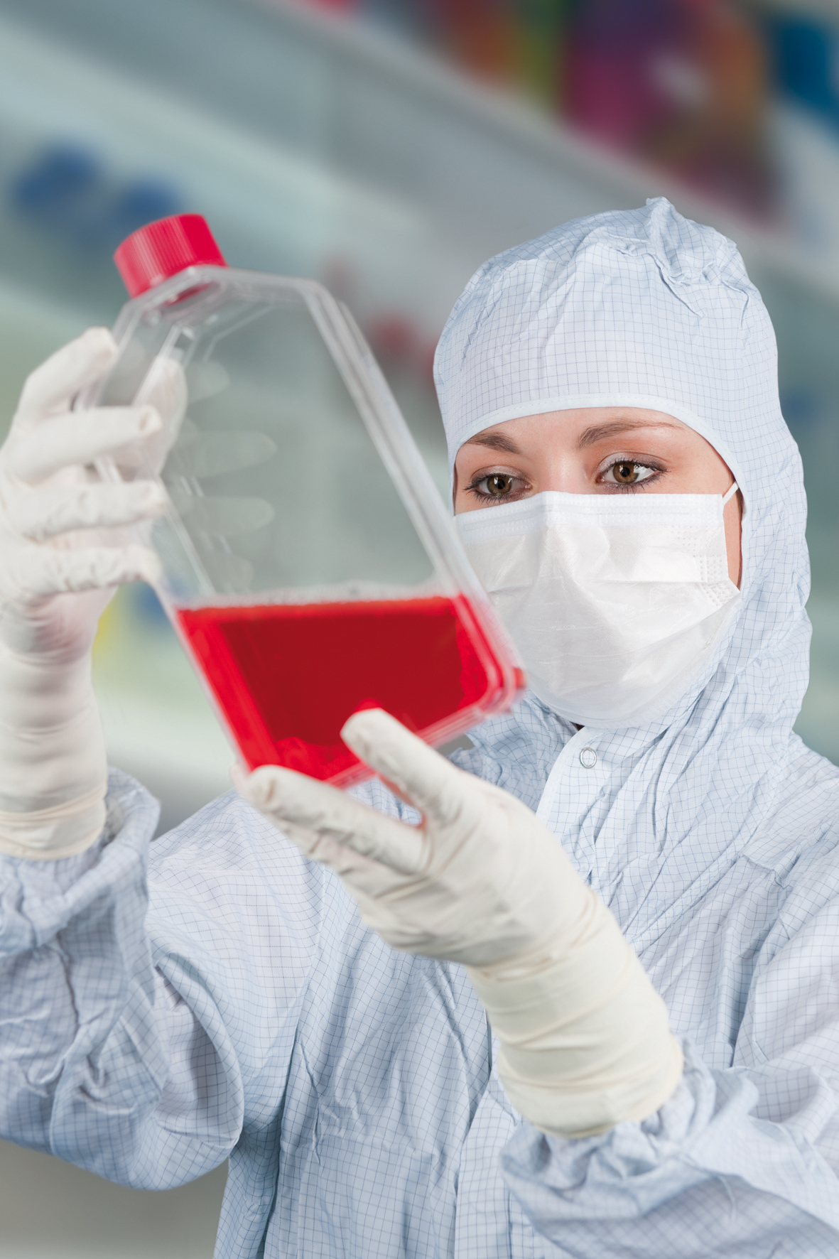 Fraunhofer IZI employee in the clean room facility (GMP).