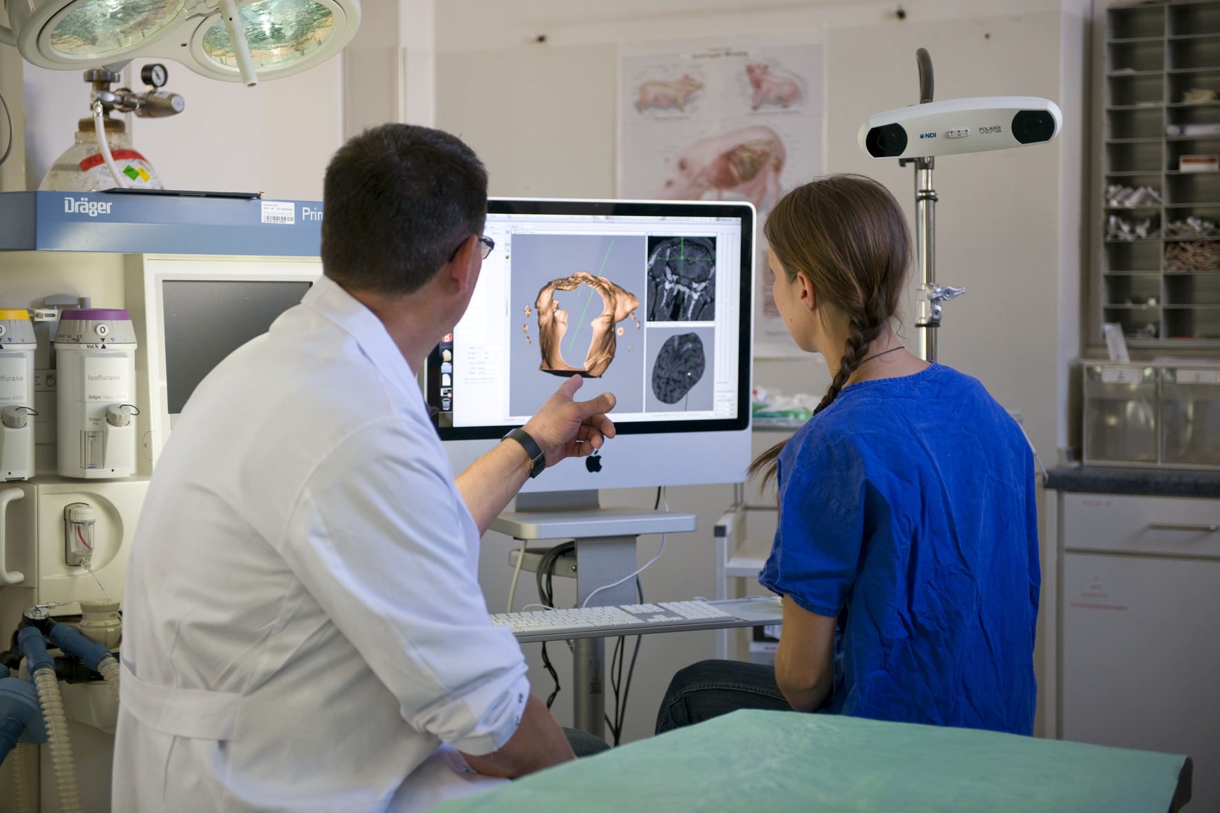 Fraunhofer IZI employee works in the operating theatre.