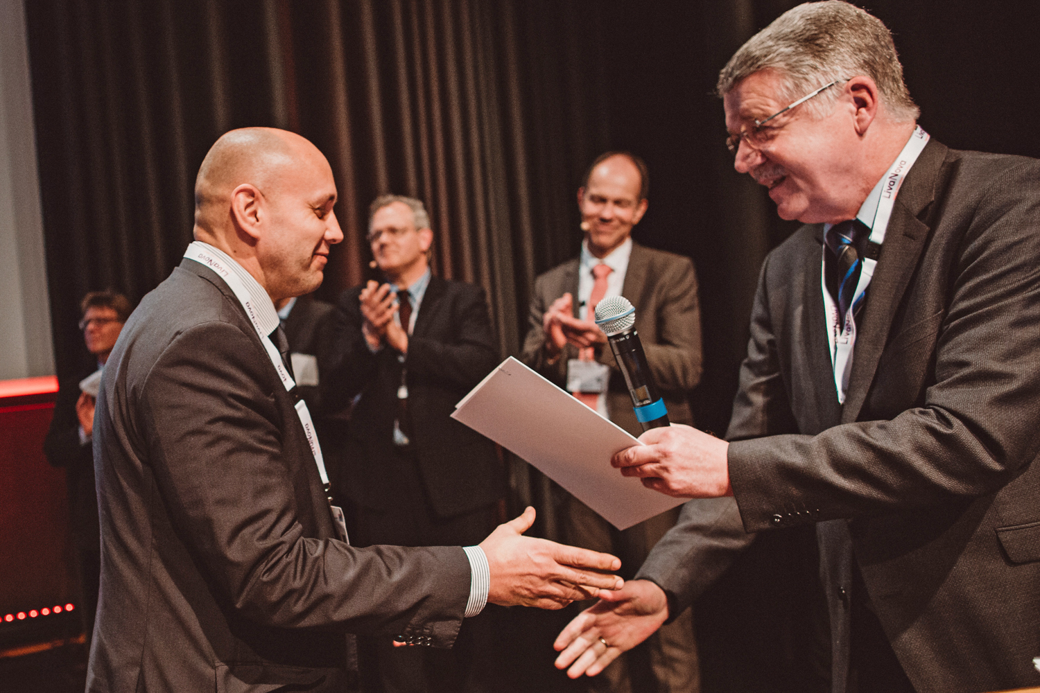 DGTHG President Dr. Wolfgang Harringer (right) presents Professor Andreas Oberbach from Fraunhofer IZI (left) with the Hans G. Borst Award