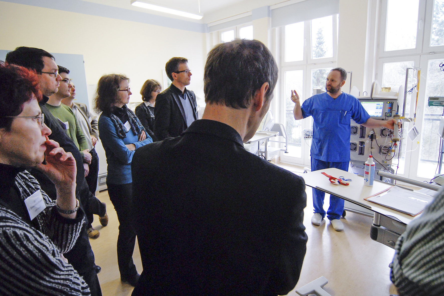 Dialysis specialist Dr Michael Hinz presents the dialysis unit at University Medicine Rostock to the Fraunhofer researchers