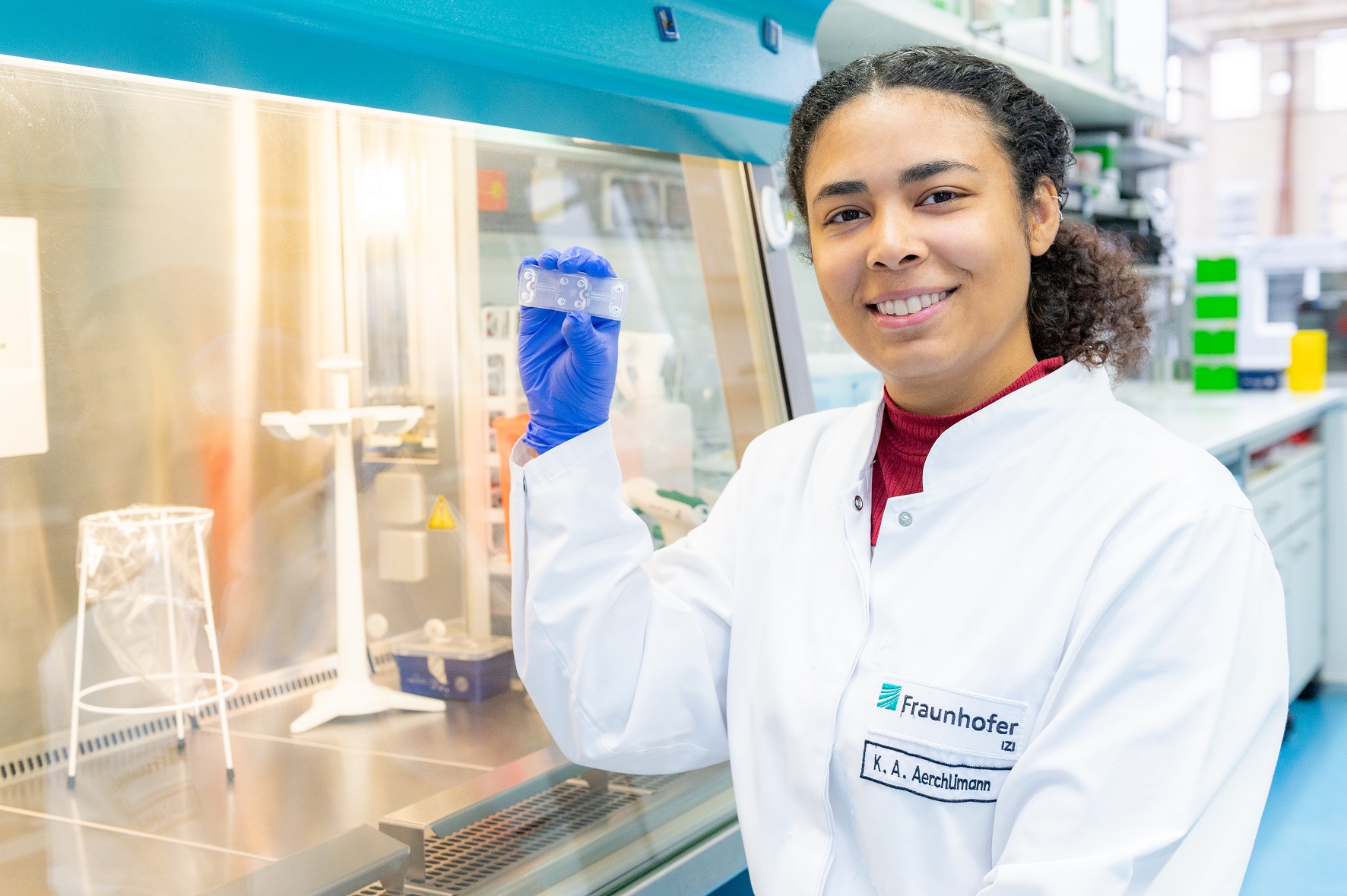 Keshia Aerchlimann receives a doctoral scholarship from the José Carreras Leukämie-Stiftung. Keshia Aerchlimann in the lab.