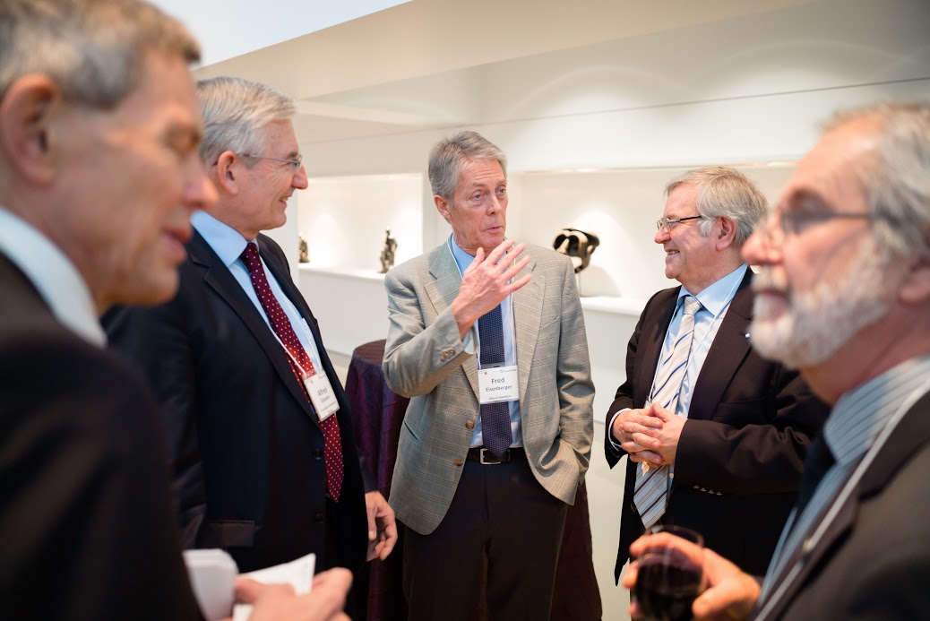Prof. Dr. Alfred Gossner, Fraunhofer’s Executive Vice President Finance, Controlling and Information Systems [left] and Prof. Dr. Frank Emmrich, Head of Fraunhofer IZI [right] in dialogue with Fred Eisenberger, Mayor of the City of Hamilton [centre].