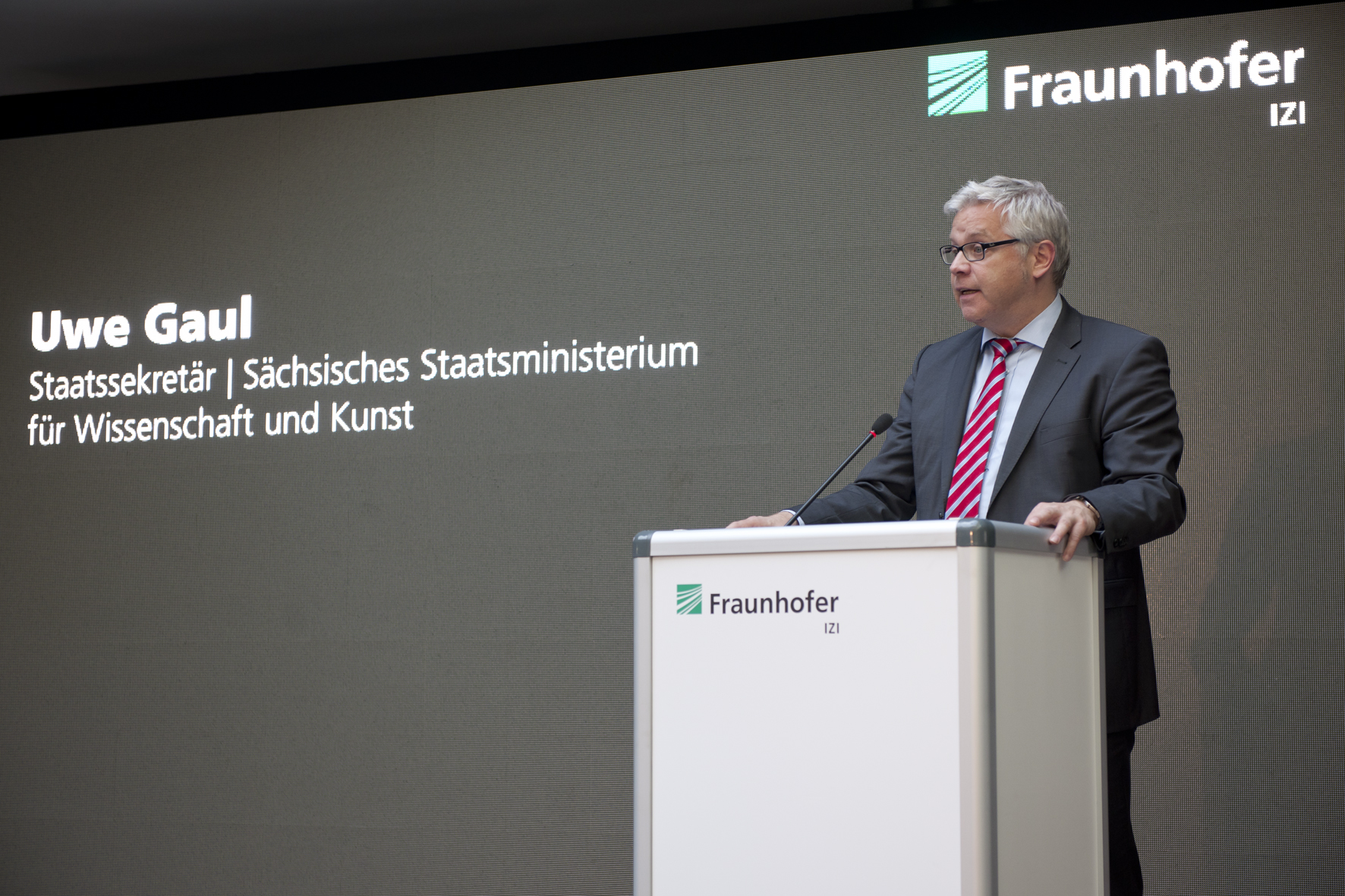 State Secretary Uwe Gaul delivering his welcome speech to mark ten years of the Fraunhofer IZI.