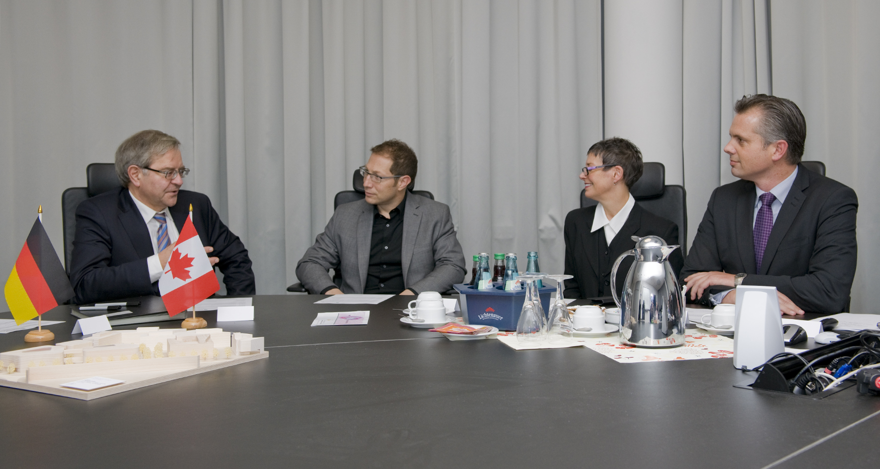 (from left) Prof. Dr. Frank Emmrich, Director of the Fraunhofer IZI; Prof. Dr. Jonathan Bramson, Director of the McMaster Immunology Research Centre; Dr. Jennifer Decker, Counsellor Science and Technology, Embassy of Canada in Berlin; Mark Schroeter, Second Secretary, Embassy of Canada in Berlin.