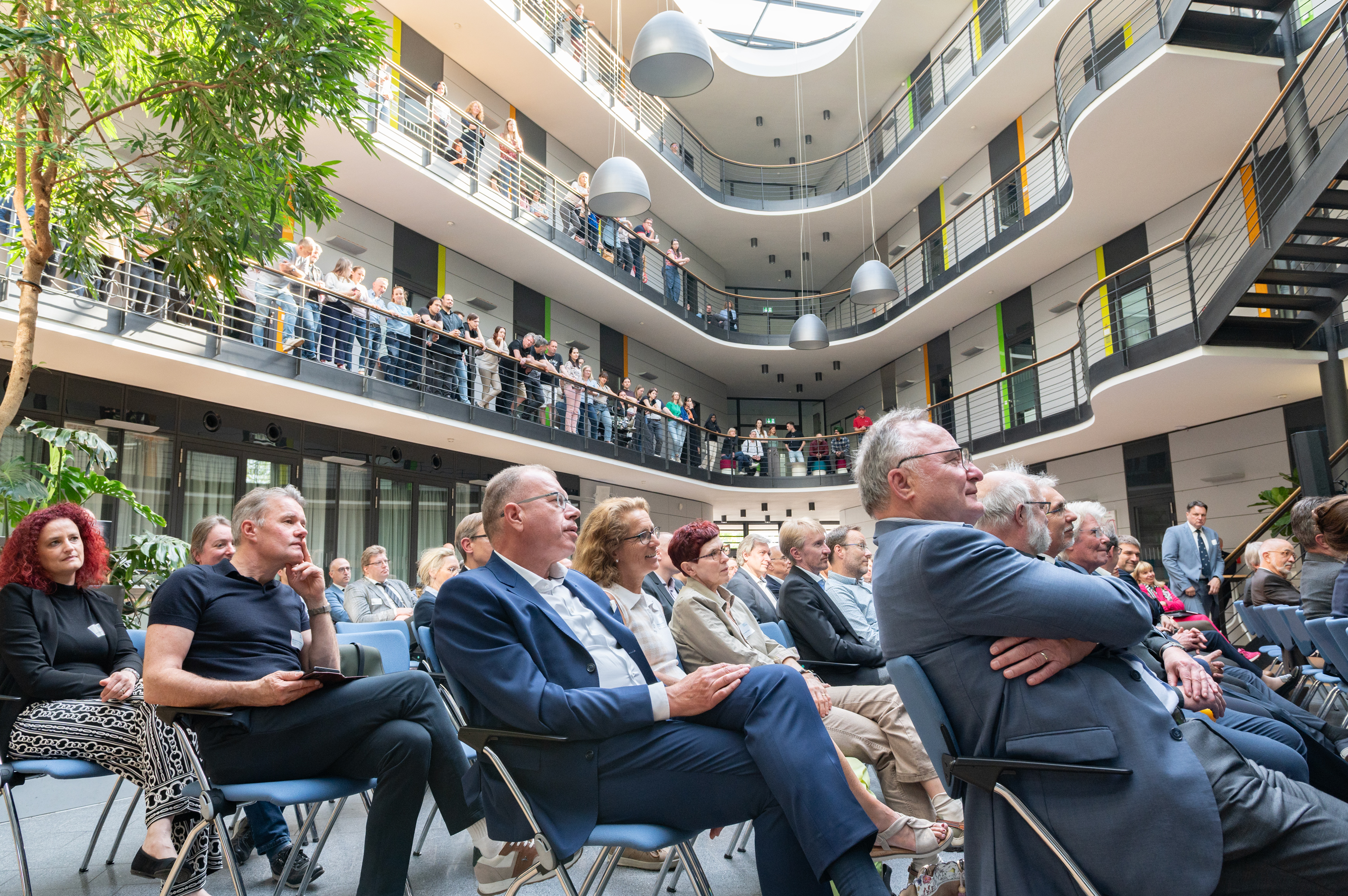 Invited guests from research, business and politics as well as employees took part in the celebratory event to mark the 20th anniversary of the Fraunhofer IZI.