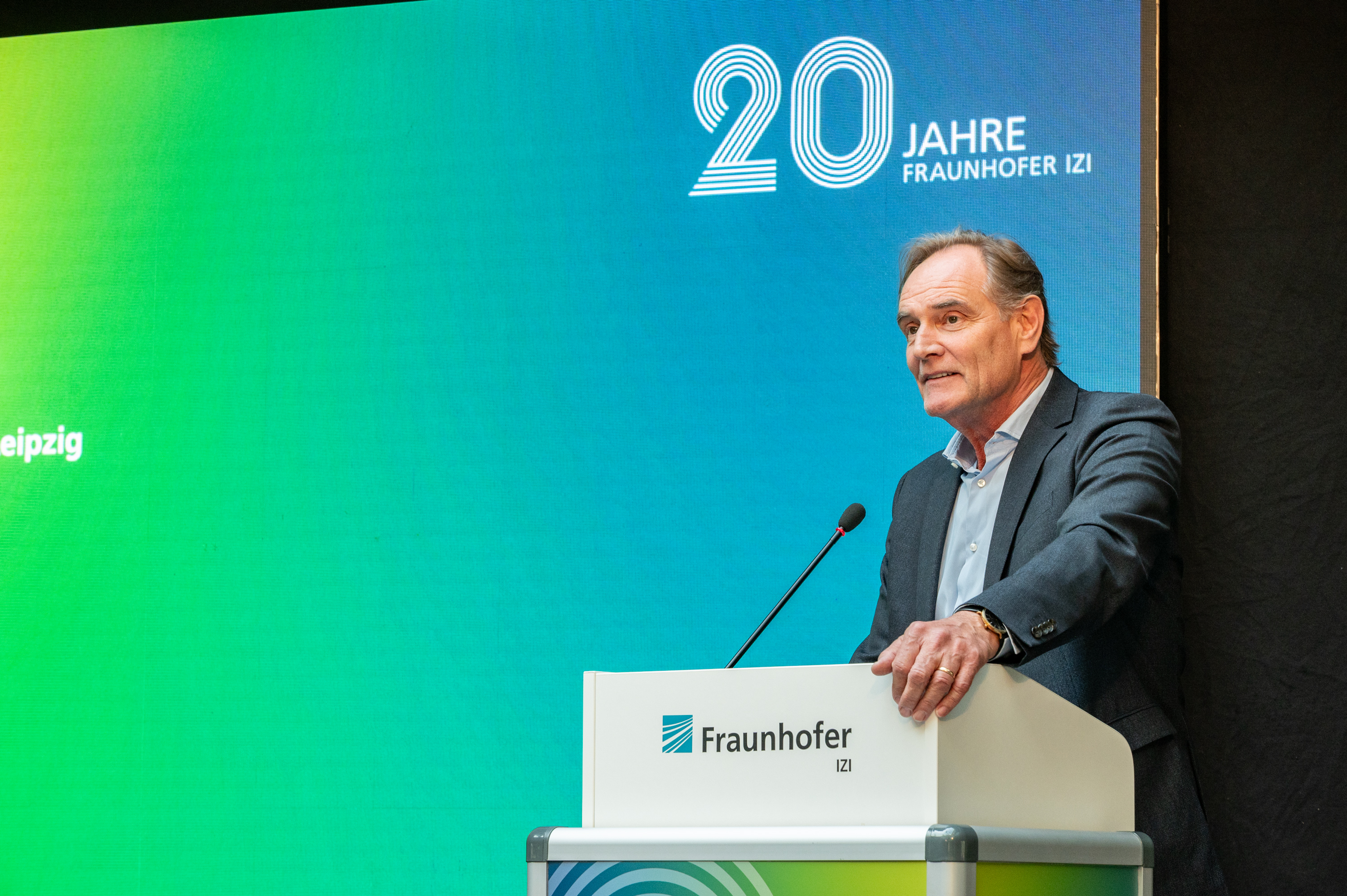 In his welcoming address, Leipzig's Lord Mayor Burkhard Jung congratulated the Fraunhofer IZI on its successful development and praised the institute's impact on Leipzig as a business location. At the same time, he expressed his thanks and appreciation to the institute's founder, Prof Dr Frank Emmrich, for his commitment and determination in establishing Leipzig's first Fraunhofer Institute.