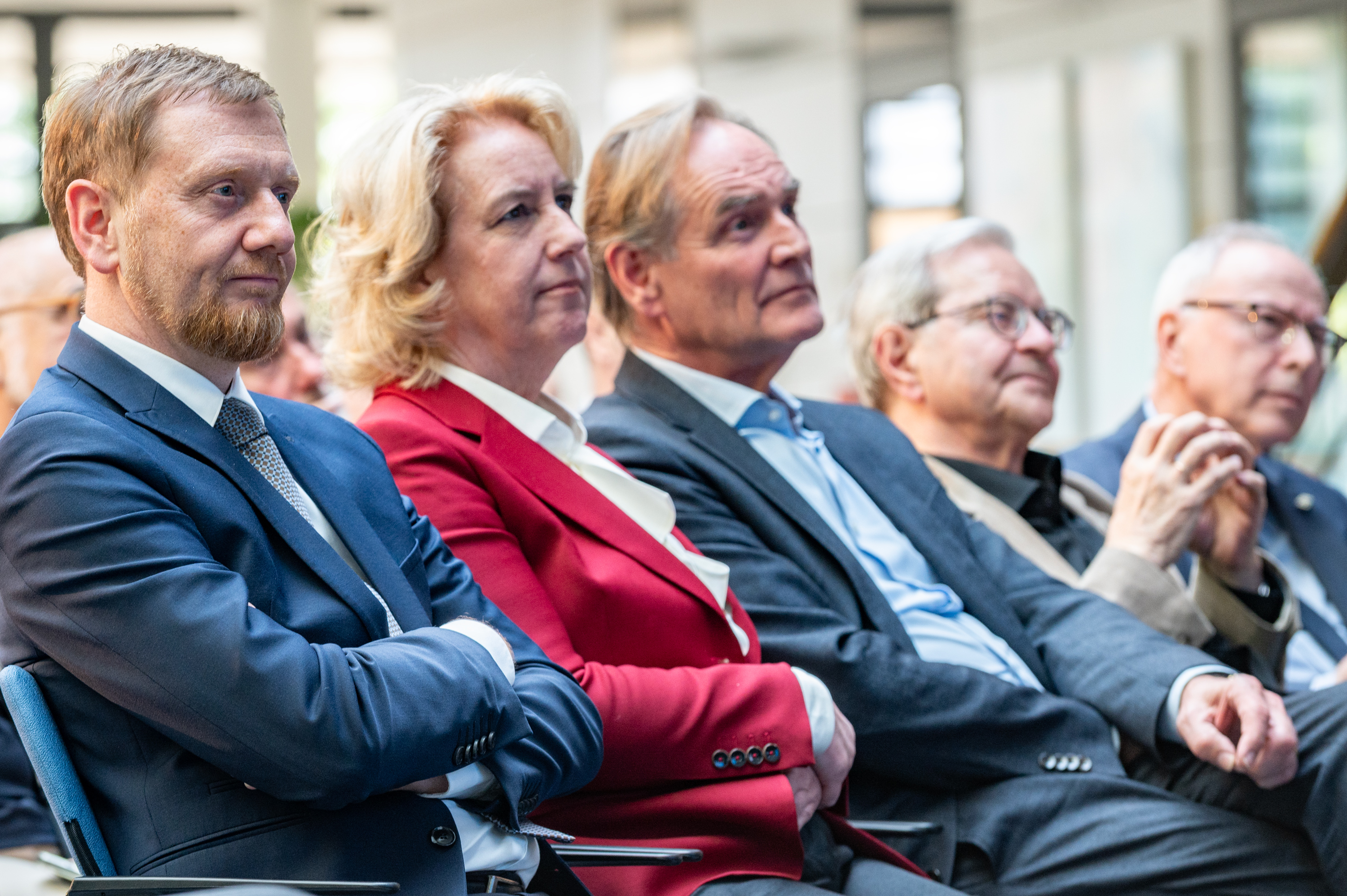 (from left to right): Michael Kretschmer (Minister President of the Free State of Saxony), Prof Dr Dr Ulrike Köhl (Institute Director of Fraunhofer IZI), Burkhard Jung (Lord Mayor of the City of Leipzig), Prof Dr Frank Emmrich (Founding Director of Fraunhofer IZI), Prof Dr Christoph Josten (Medical Director of Leipzig University Hospital)