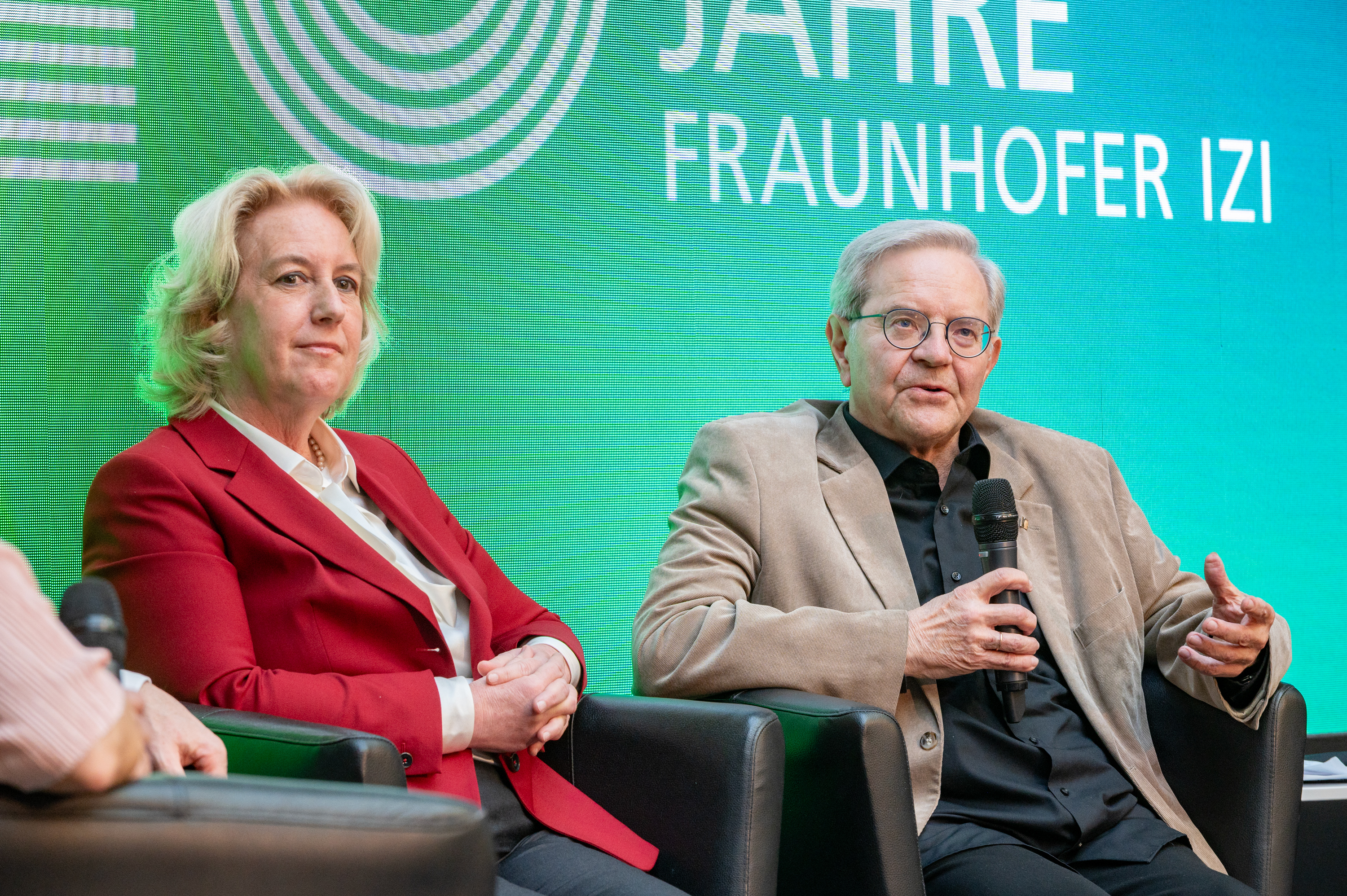 Institute Director Prof Dr Dr Ulrike Köhl took the opportunity to thank all employees for their contribution to the institute's goals. Special thanks naturally went to her predecessor Prof Dr Frank Emmrich, who founded the institute in 2005, built it up and successfully managed it both economically and scientifically until the handover of the institute's management in 2017/2018. Köhl continued this development just as successfully and focussed the research profile on the areas of immuno-oncology and infection pathology.