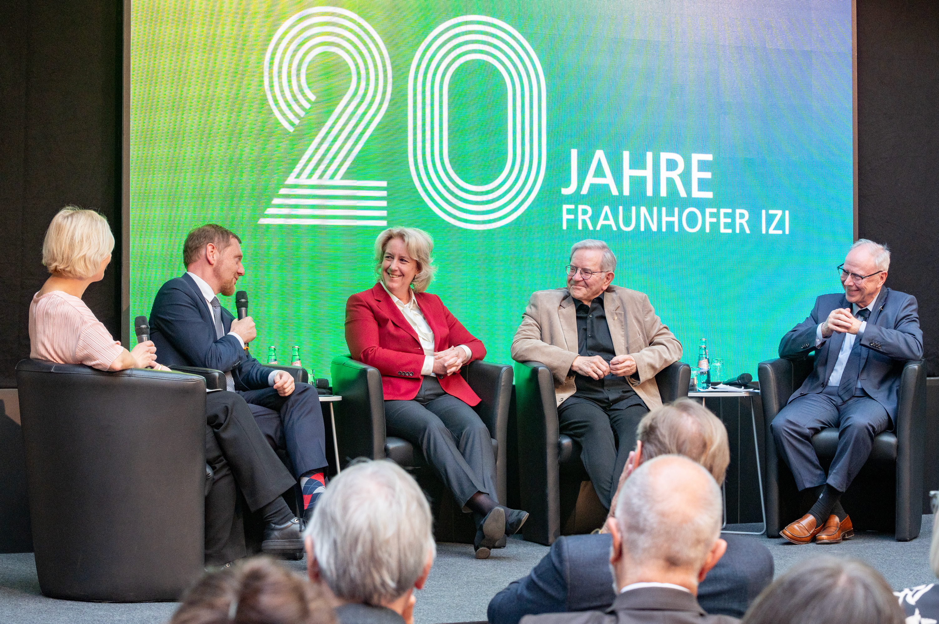 In his statement, Minister President Michael Kretschmer addressed the importance of non-university biomedical research for the Free State of Saxony and discussed the significance of research and development for Saxony as a business location. Founding Director Prof. Dr Frank Emmrich emphasised how important the will and support of local and regional politicians were in establishing and shaping an institute of this size.