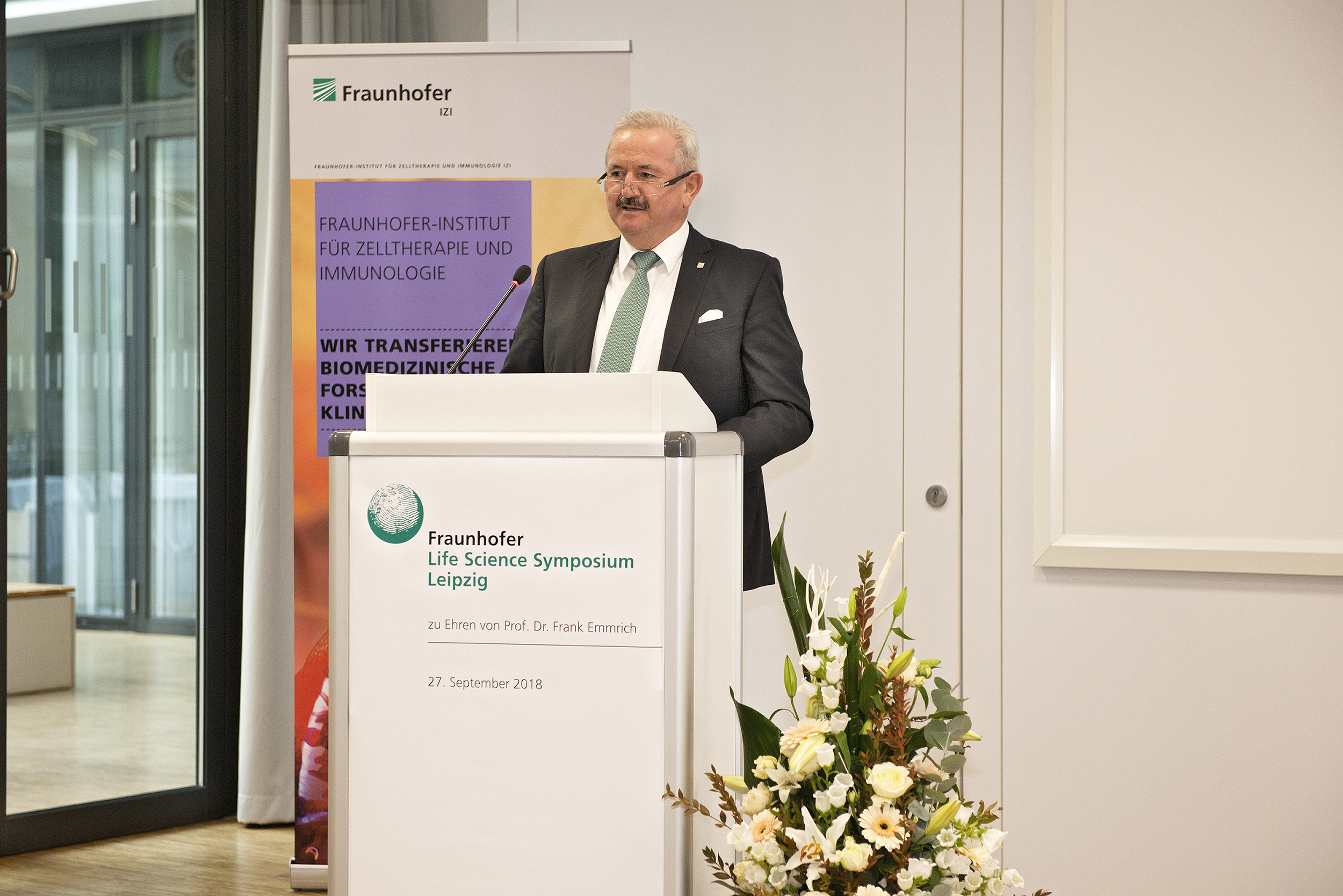 Professor Reimund Neugebauer, President of the Fraunhofer-Gesellschaft, gave a laudatory speech about the founder of the Fraunhofer IZI, Professor Frank Emmrich. Professor Reimund Neugebauer, President of the Fraunhofer-Gesellschaft, gave a laudatory speech about the founder of the Fraunhofer IZI, Professor Frank Emmrich.