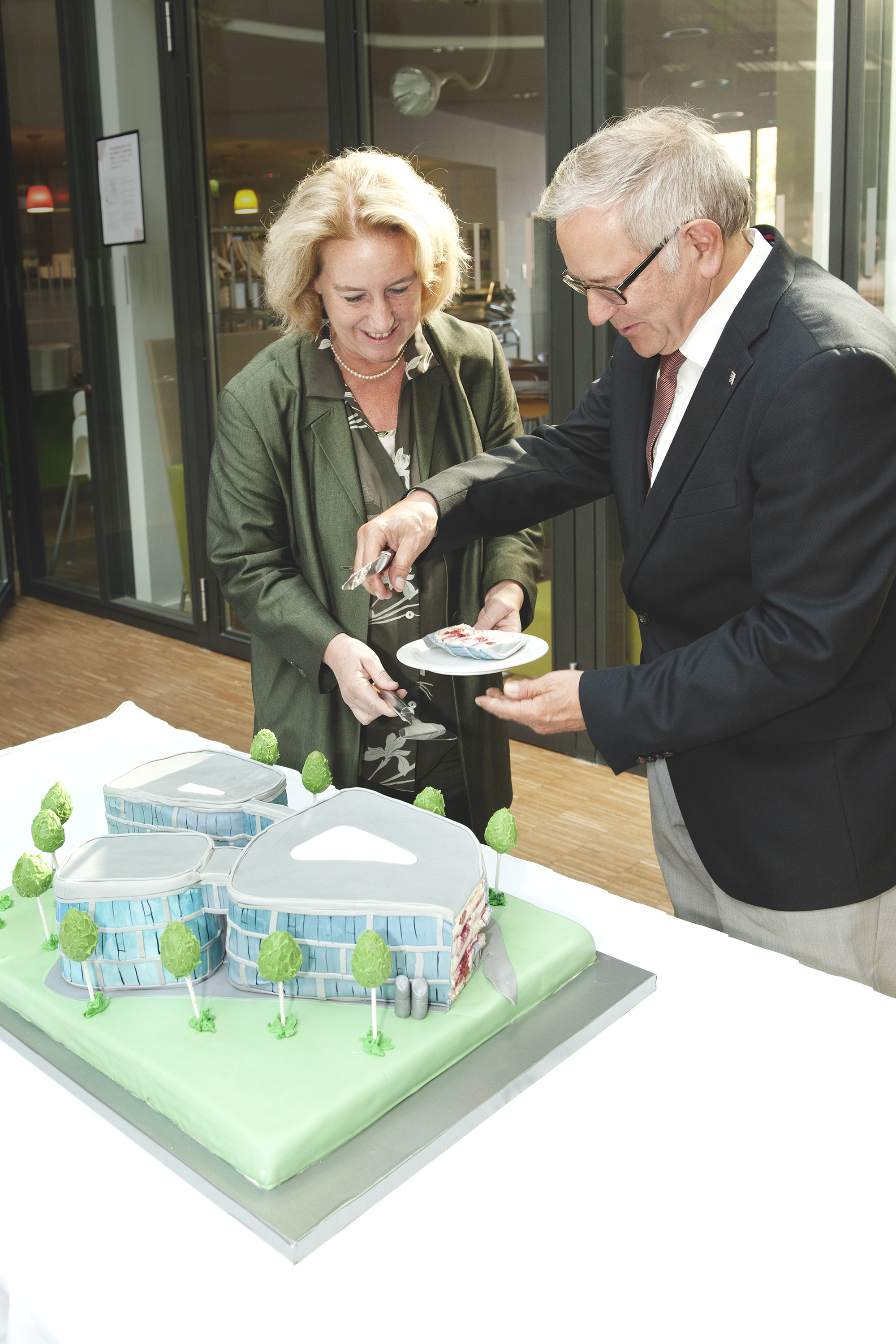 The executive director of the institute, Professor Ulrike Köhl and institute founder Professor Frank Emmrich cut the cake for the festive event. As a special eye-catcher it was designed in the form of the Leipzig institute building. The executive director of the institute, Professor Ulrike Köhl and institute founder Professor Frank Emmrich cut the cake for the festive event. As a special eye-catcher it was designed in the form of the Leipzig institute building.