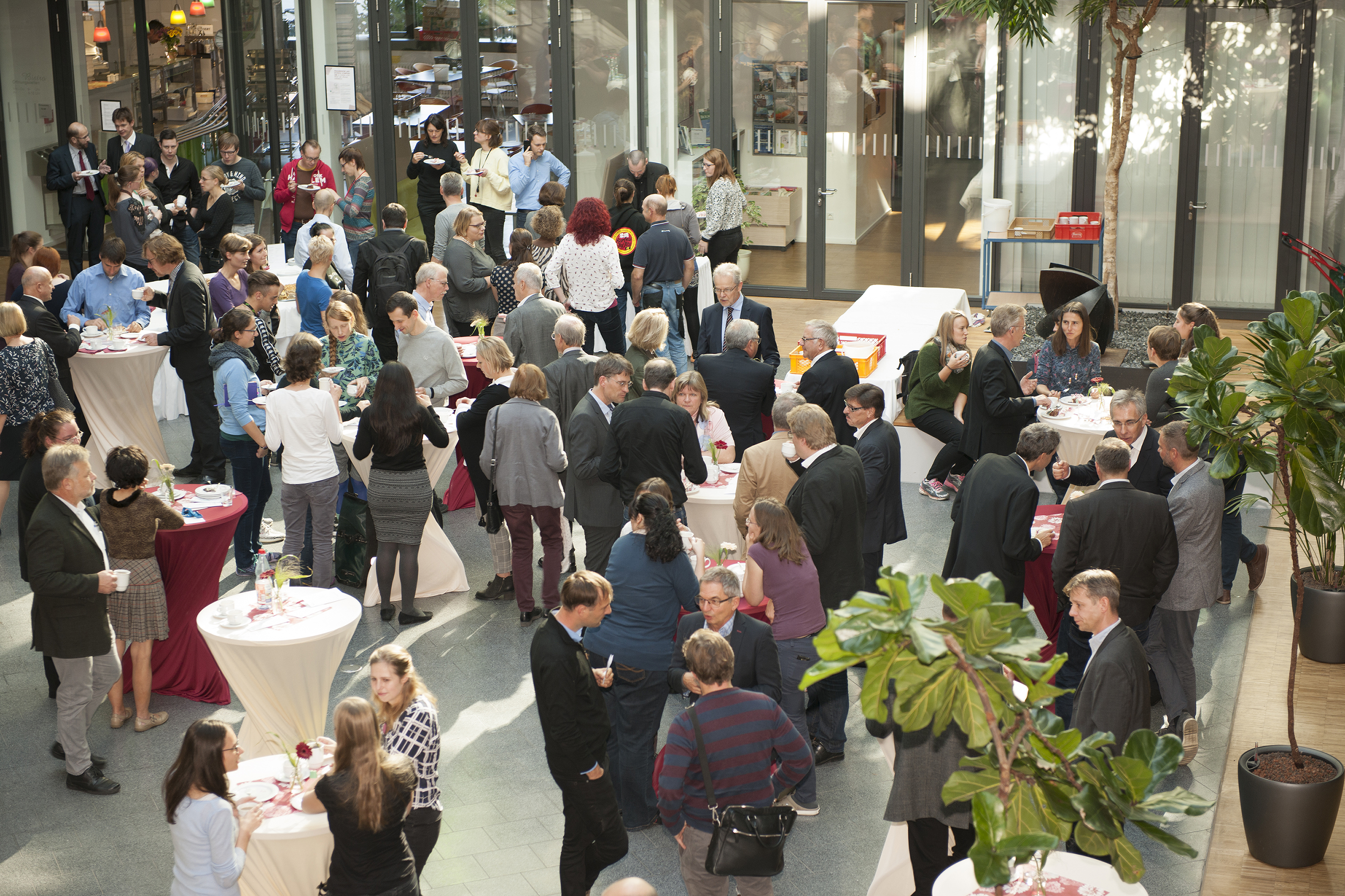 Around 150 guests attended the Fraunhofer Life Science Symposium on 27 September 2018 at the Fraunhofer IZI. Around 150 guests attended the Fraunhofer Life Science Symposium on 27 September 2018 at the Fraunhofer IZI.