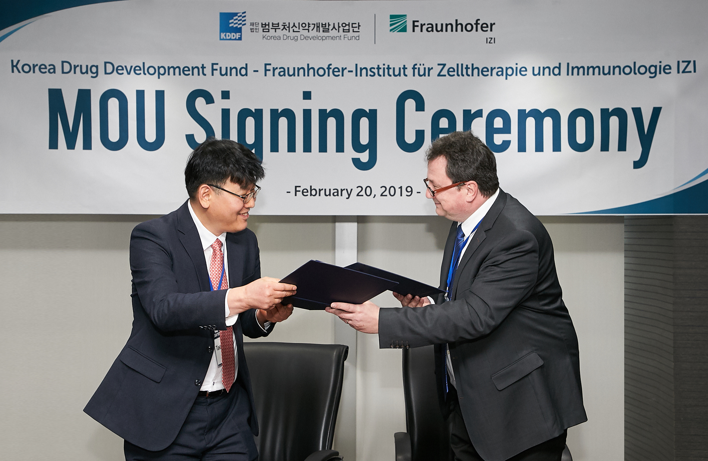 Signing of the Memorandum of Understanding by Taeerk Kim (CBO KDDF) and Dr. Thomas Tradler (Fraunhofer IZI)