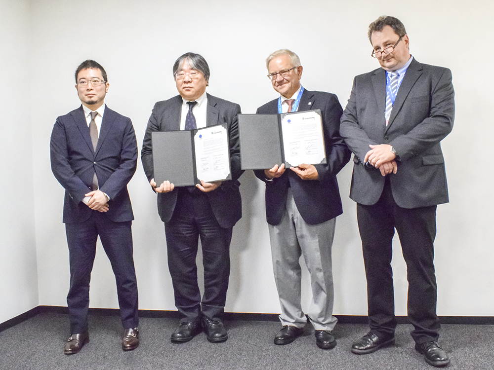 Signatories of the memorandum of understanding to strengthen the cooperation between both partners from left to right: Kyosuke Mano, Prof. Dr. Yoshiki Sawa, Prof. Dr. Frank Emmrich and Dr. Thomas Tradler.