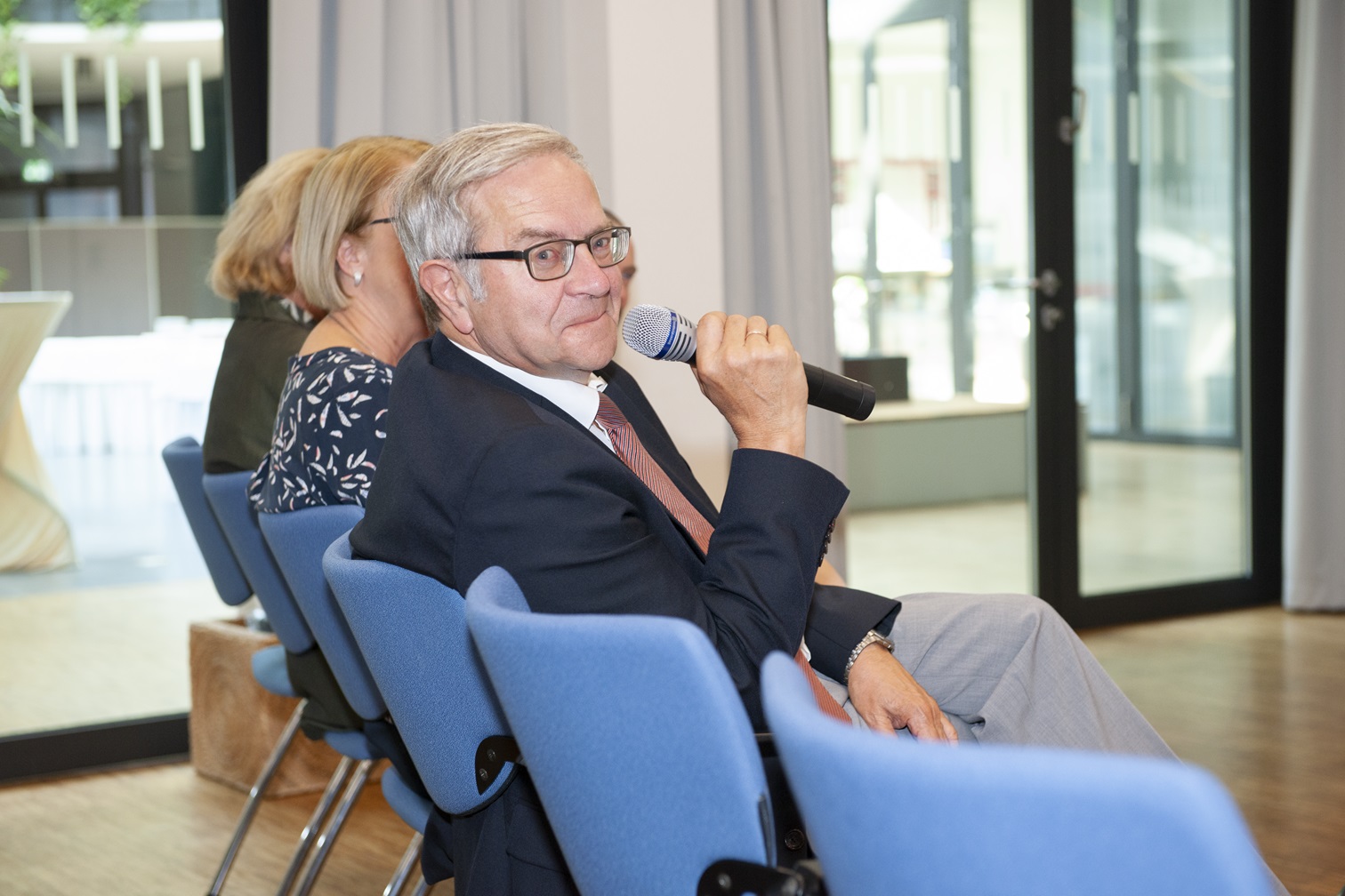 Prof. Dr. Frank Emmrich at the Fraunhofer Life Science Symposium 2018. The event was held in his honor on September 27, 2018. Frank Emmrich, elderly gentleman, festively dressed in a suit in the conference hall at the Fraunhofer IZI.