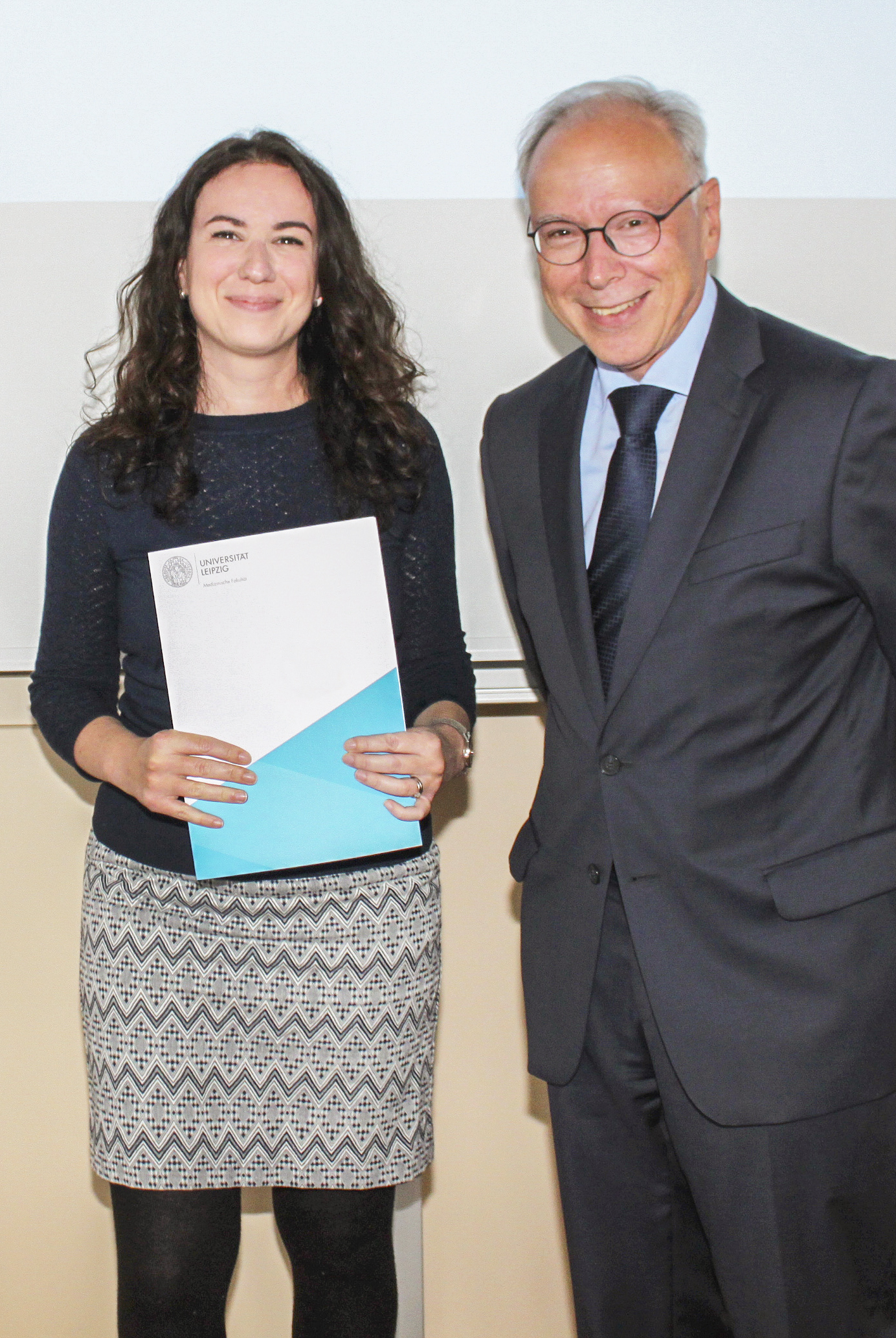 Prof. Dr. Christoph Josten, Dean of Leipzig University’s Faculty of Medicine, presented the PhD prize to Dr. Alexandra Rockstroh
