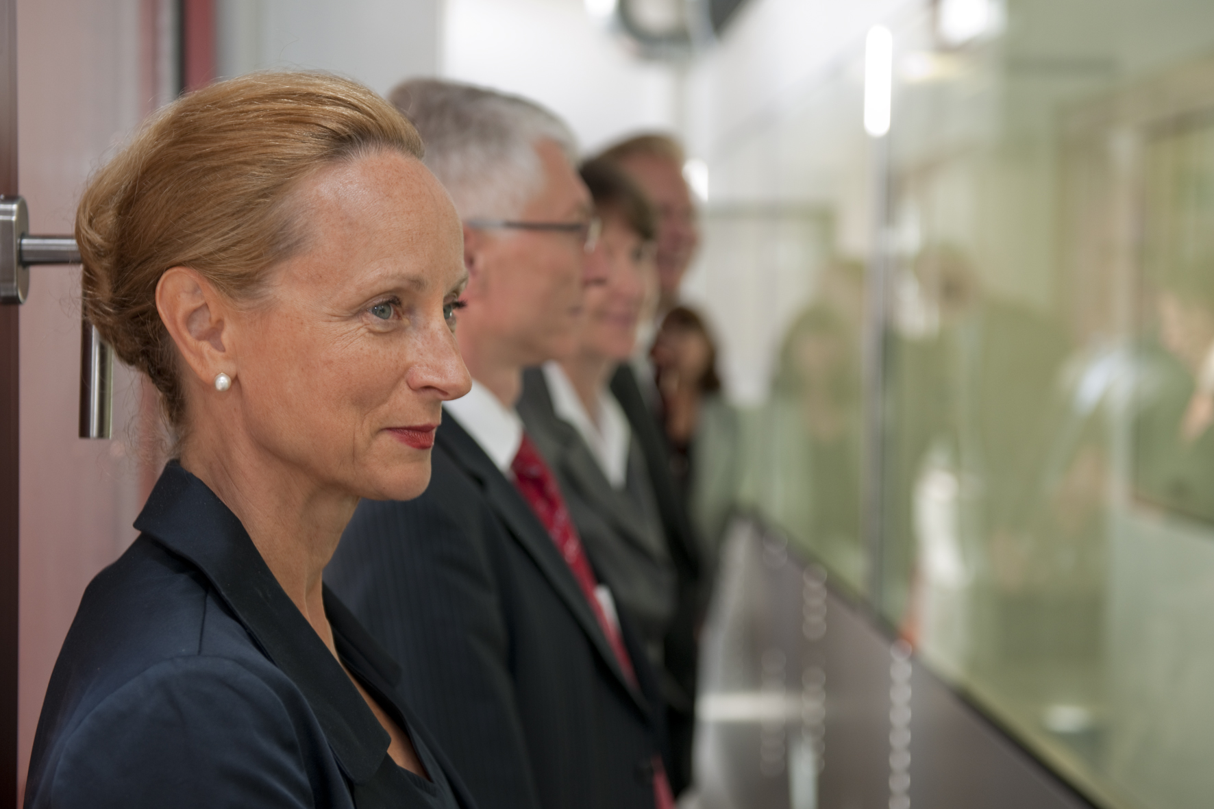 To commemorate the project launch, State Minister Prof. Dr. Dr. Sabine von Schorlemer visits the clean room facility of the Fraunhofer IZI, where the first investigational medicinal products for the clinical trial of CVacTM are soon to be produced.