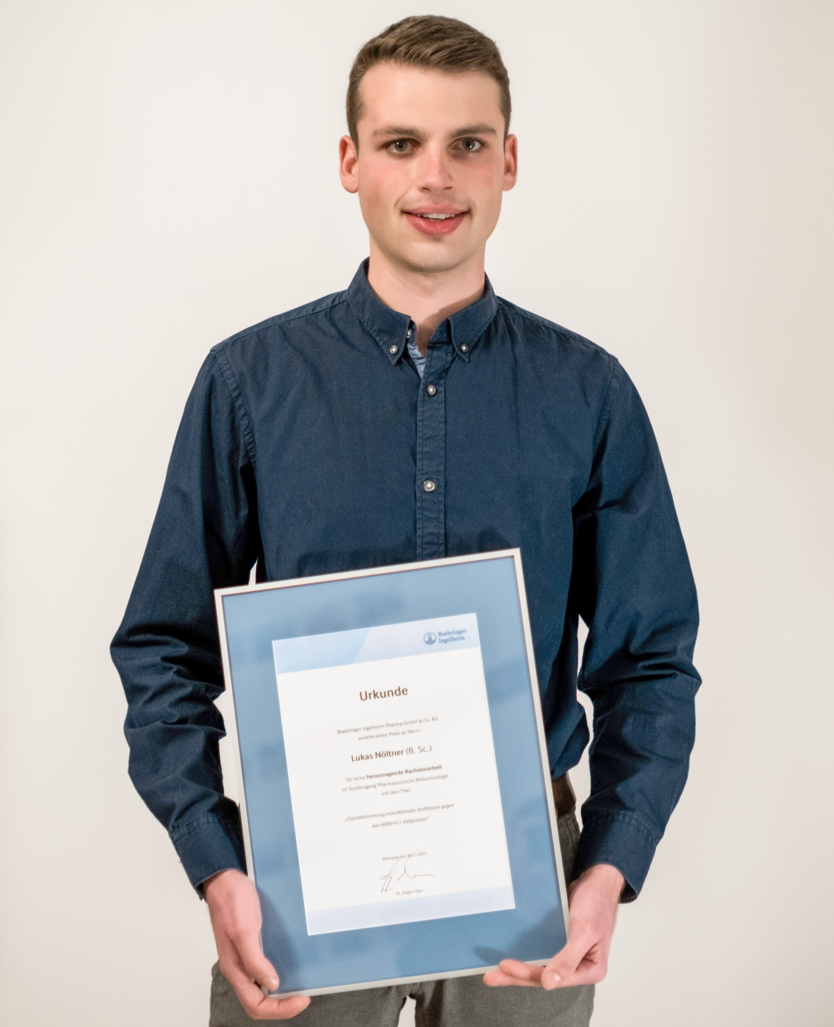 Lukas Nöltner was honored for his outstanding bachelor thesis. Lukas Nöltner standing with certificate