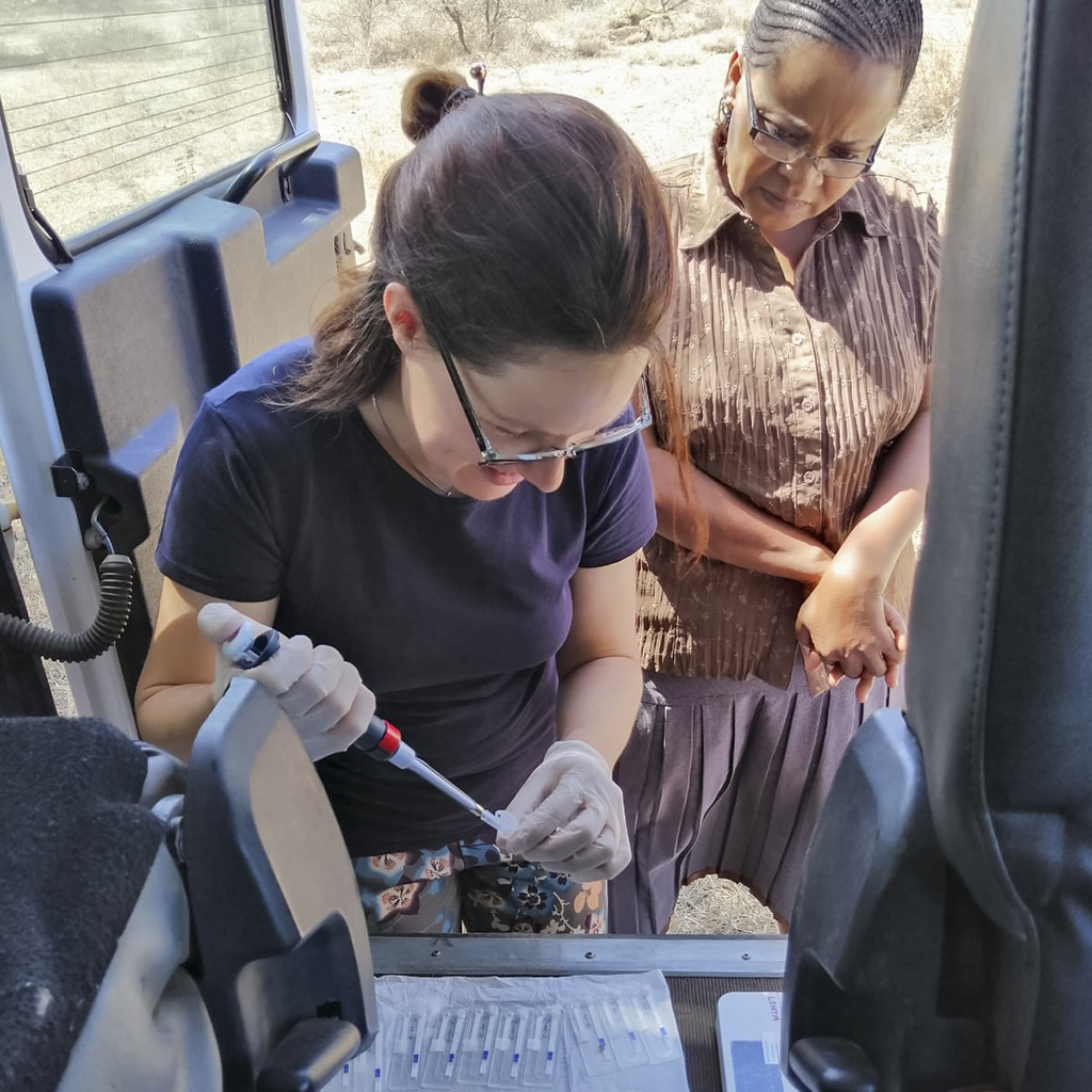 Dr. Natalia Sandetskaya, Fraunhofer IZI (left), and a KCMC field nurse carry out tests with the DjinniChip in rural Tanzania.