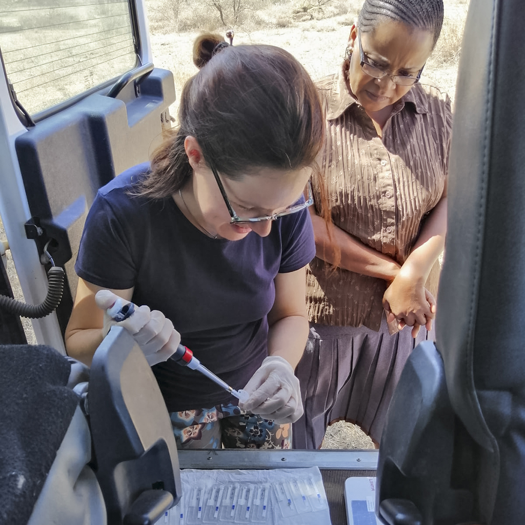 Dr. Natalia Sandetskaya, Fraunhofer IZI (left), and a KCMC field nurse carry out tests with the DjinniChip in rural Tanzania. Dr. Natalia Sandetskaya, Fraunhofer IZI (left), and a KCMC field nurse carry out tests with the DjinniChip in rural Tanzania.