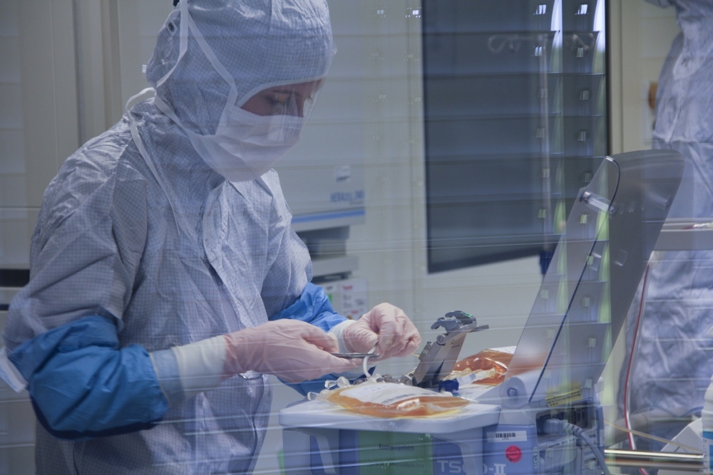 Pharmaceutical production of a cell-based drug in the clean room Pharmaceutical production of a cell-based drug in the clean room