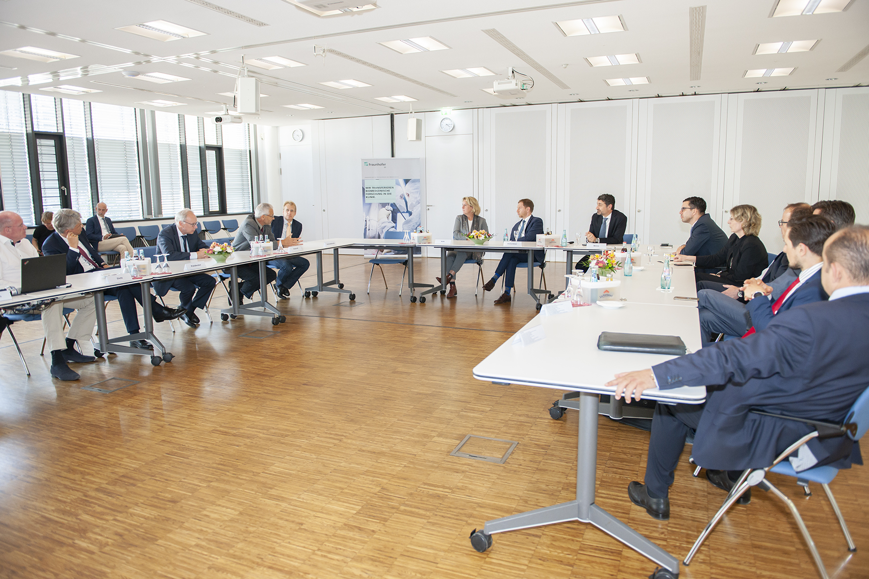 The Saxon Prime Minister Michael Kretschmer discussed with representatives of Novartis Oncology Germany and Fraunhofer IZI challenges and opportunities for the Saxon site in the development of novel cancer immunotherapies.