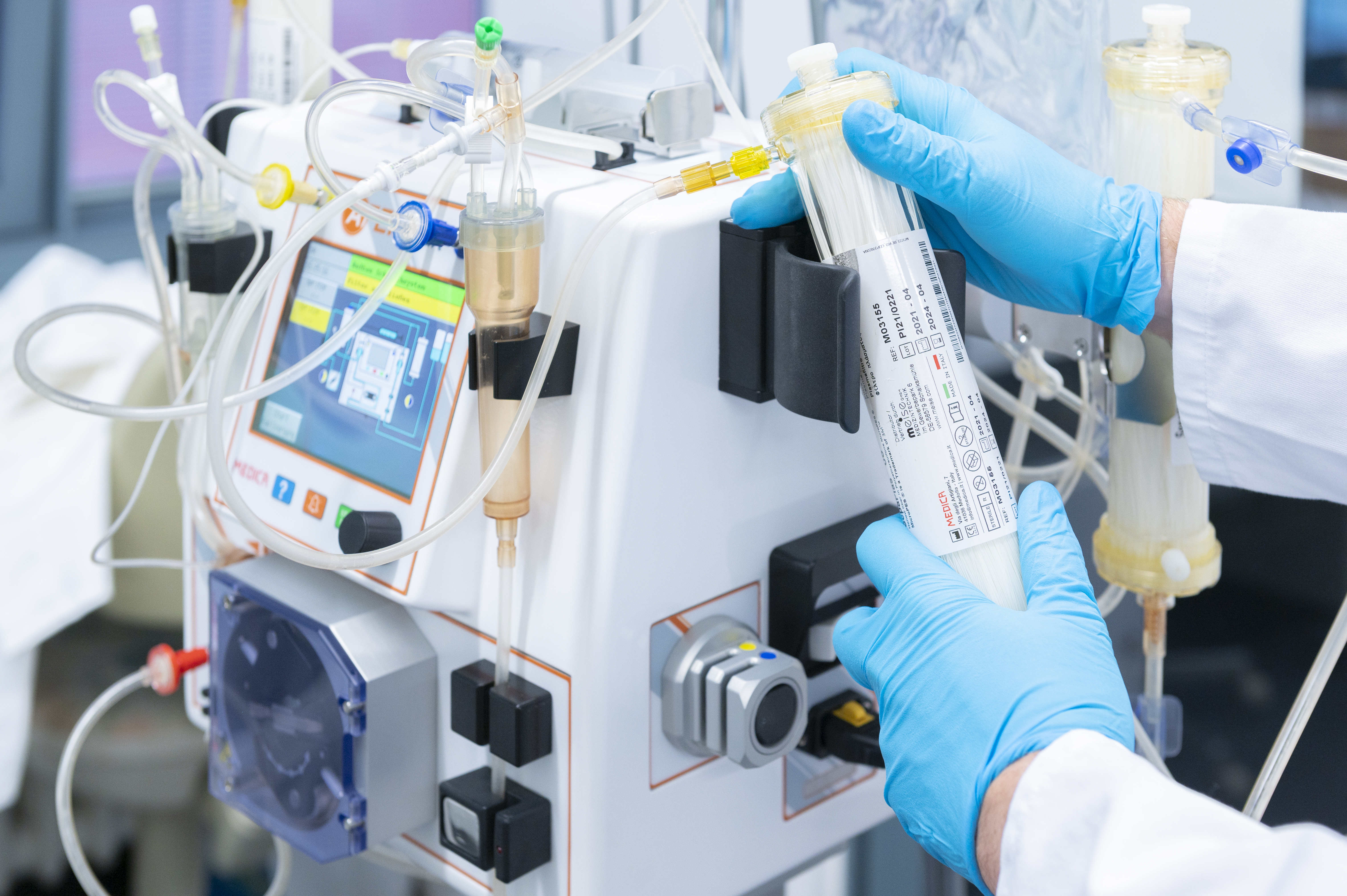A plasma filter is clamped into the designated holder in an apheresis device. This setup is used for so-called extracorporeal immune cell therapy, which can be used in the treatment of severe sepsis. 